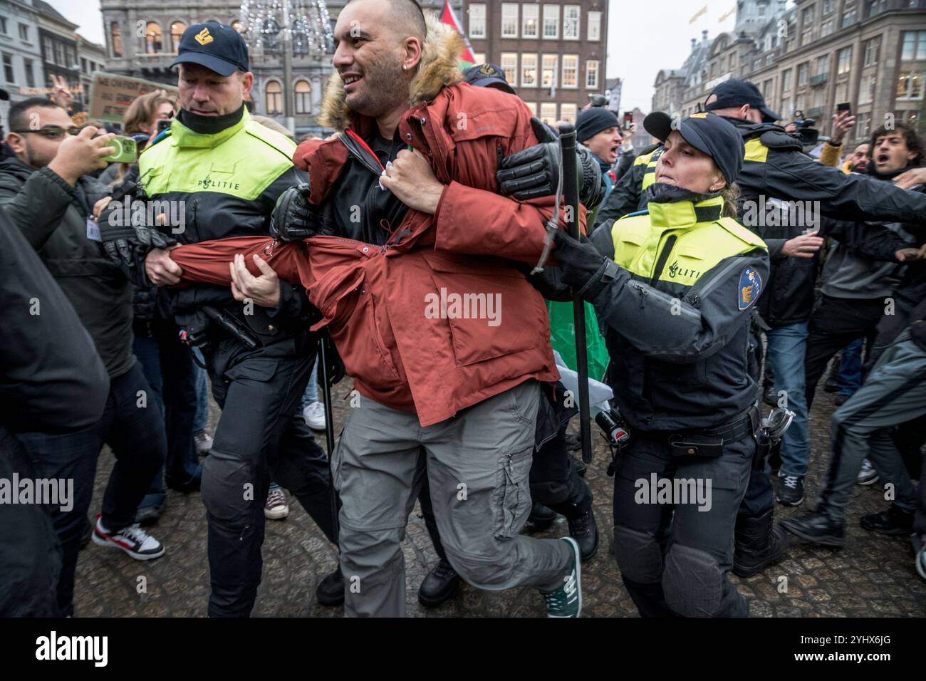 Amsterdam. Niederlande.10. november 2024.illegale Proteste pro palästina wurden von der Polizei auf dem Dam-Platz beendet. Über hundert Demonstranten wurden verhaftet. Stockfoto