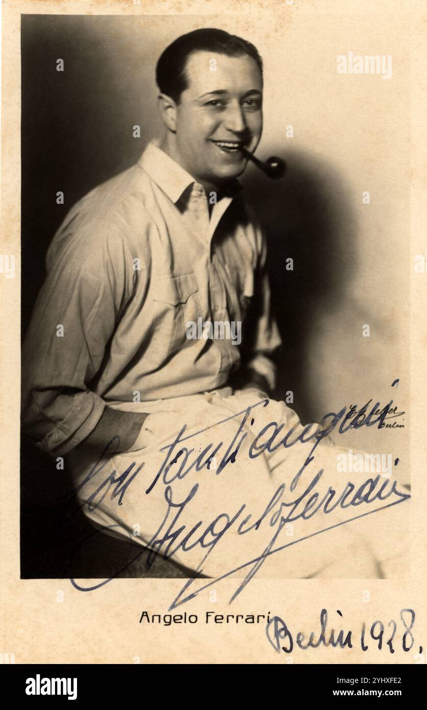 1928 , Berlin , DEUTSCHLAND : der italienische Stummfilmschauspieler ANGELO FERRARI ( 1897 -1945 ), Postkarte mit einer Widmung für eine Filmfansl . Ein inzwischen völlig vergessener Schauspieler, der ab 1923 200 Filme in Deutschland und Österreich drehte, nachdem er aufgrund einer schweren Krise im italienischen Kino, in dem er 1916 sein Debüt hatte, ausgewandert war (nachdem er 1913 italienischer Rollschuhmeister war). Nach dem Aufkommen des Klangs spielte er aufgrund seines italienischen Akzents nur noch kleine Charakterrollen. Unter Umständen gestorben sein, die in den letzten Tagen des Sturzes von B nie vollständig geklärt wurden Stockfoto