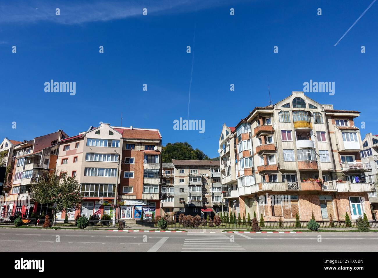Eine Reihe farbenfroher Wohnhäuser in Uricani, ehemaliger Bergbaustadt, Rumänien Stockfoto
