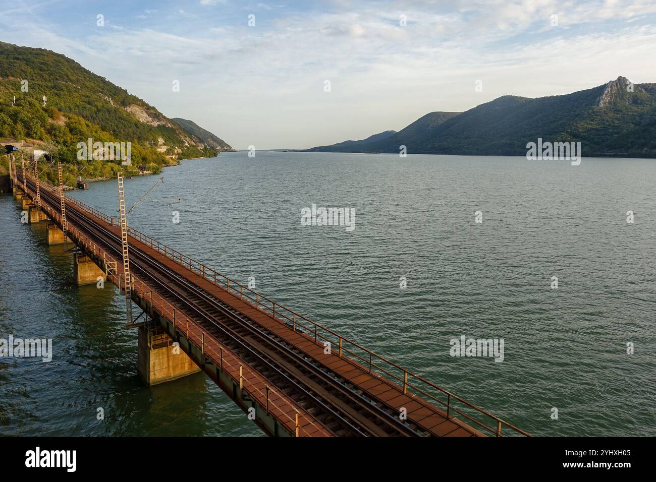 Malerischer Blick auf eine Eisenbahnbrücke über die ruhige Donau auf der Südseite Rumäniens Stockfoto