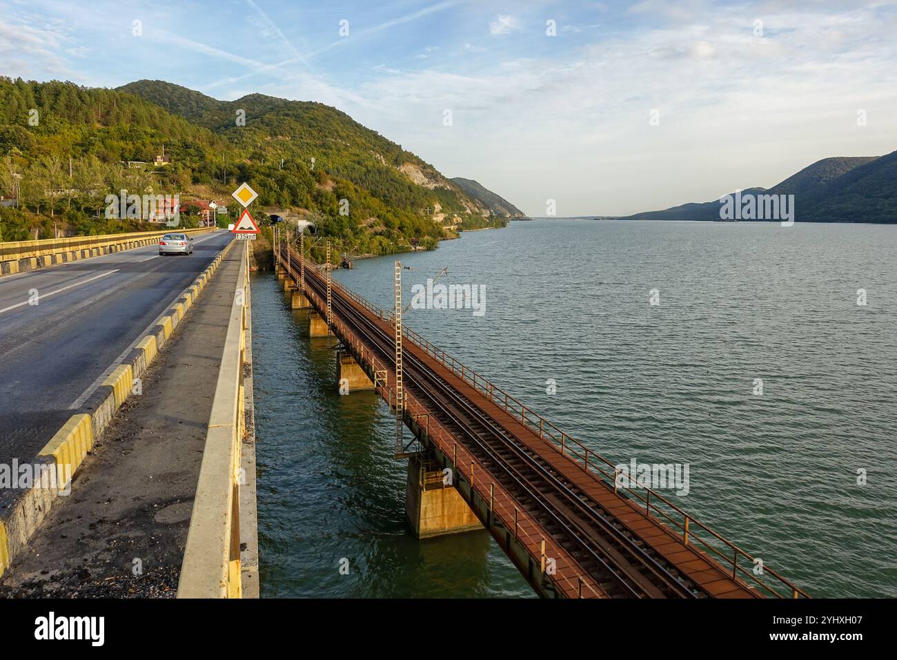 Malerischer Blick auf eine Straßen- und Eisenbahnbrücke über die ruhige Donau auf der Südseite Rumäniens Stockfoto