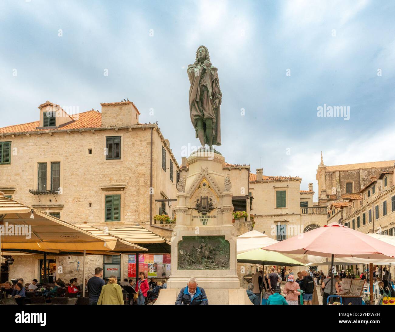 Dubrovnik - HR - 18. Oktober 2024 das Denkmal von Dubrovnik berühmtem Dichter aus dem 18. Jahrhundert, Ivan Gundulić, das Ende des 19. Jahrhunderts von Ivan Rendić geschaffen wurde Stockfoto