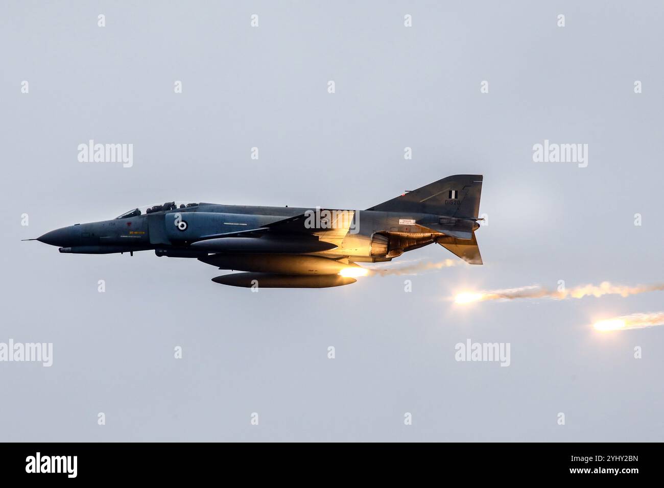 Thessaloniki, Griechenland. November 2024. Eine griechische Luftwaffe F-4E Phantom II setzt bei einer Flugschau Flares frei. (Kreditbild: © Giannis Papanikos/ZUMA Press Wire) NUR REDAKTIONELLE VERWENDUNG! Nicht für kommerzielle ZWECKE! Stockfoto