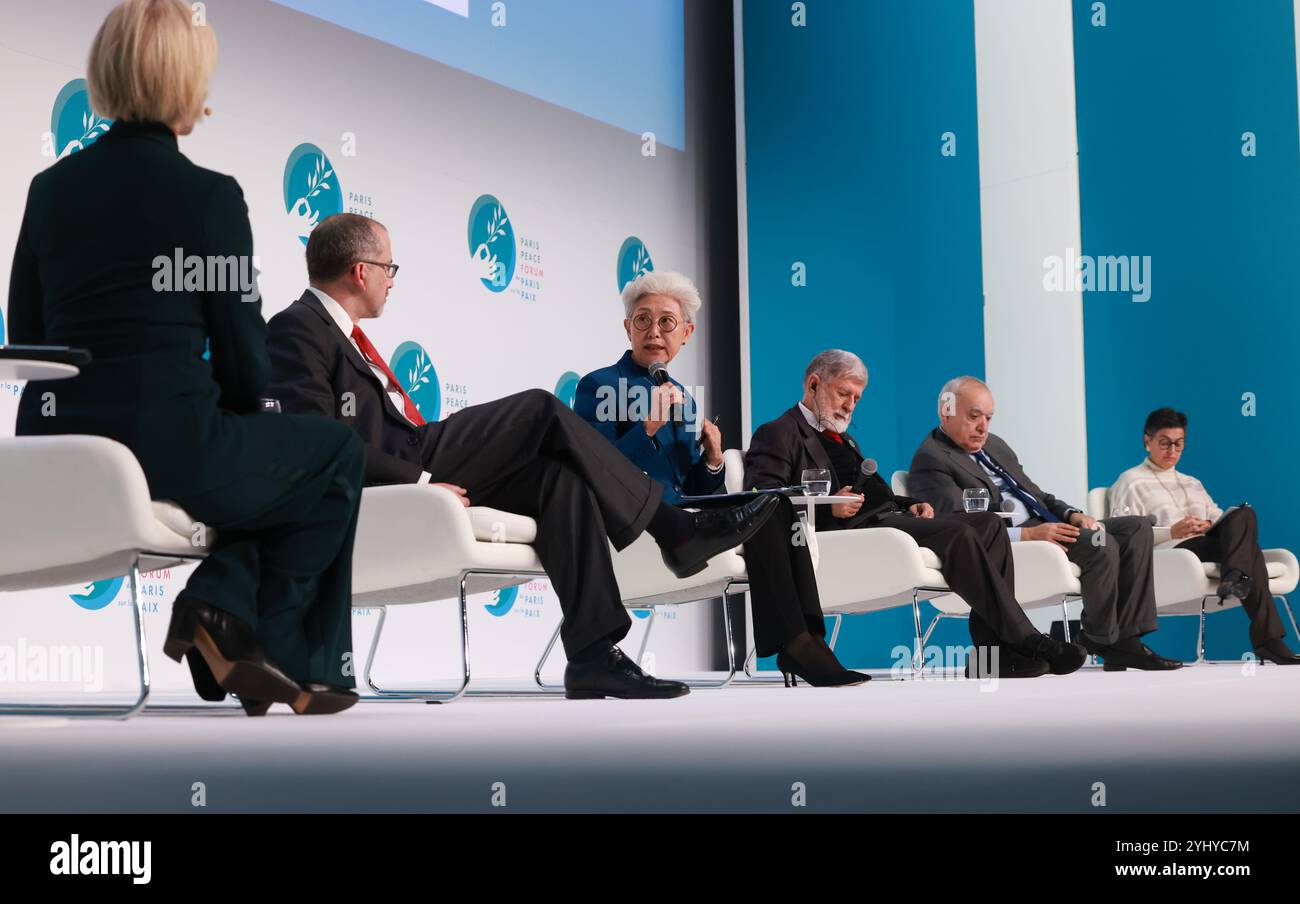 (241113) -- PARIS, 13. November 2024 (Xinhua) -- der ehemalige chinesische Vize-Außenminister Fu Ying (3. L) spricht auf einer Jury über die globalen Auswirkungen der US-Präsidentschaftswahlen während des 7. Pariser Friedensforums am 11. November 2024 in Paris. Das Forum fand am Montag und Dienstag in Paris statt und brachte führende Politiker aus aller Welt zusammen, um sich mit dringenden internationalen Herausforderungen unter dem Motto "gesucht: Eine funktionierende Weltordnung" zu befassen. (CAPA-Bilder für das Pariser Friedensforum 2024 /Handout Via Xinhua) Stockfoto