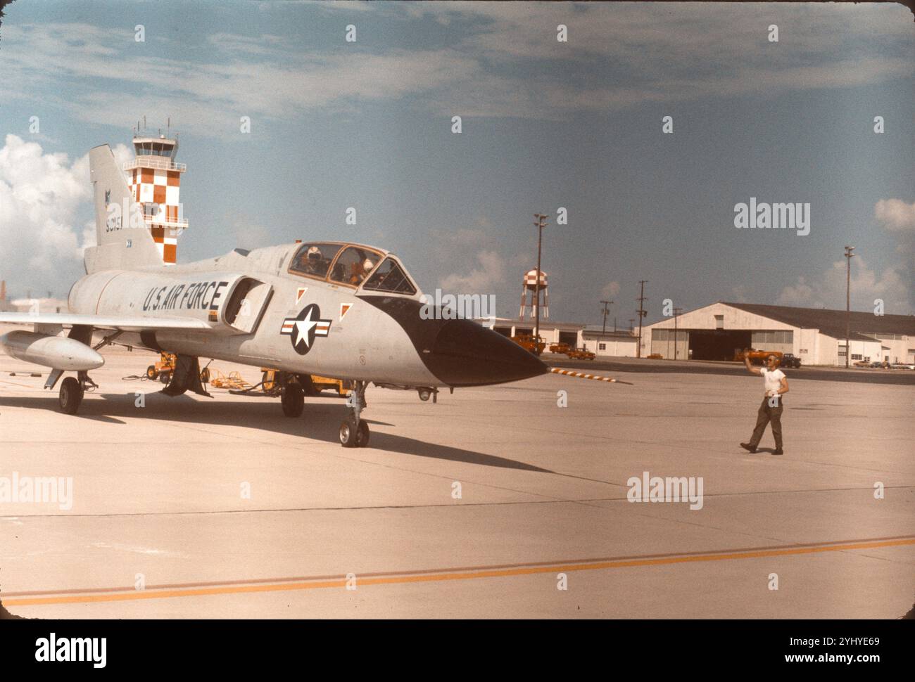 Crew Chief marshalls 318th FIS F-106B Pilot aus den Keilen auf einem ATR-2A Combat Archer WSEP Flug bei Tyndall AFB, Mai 1974. Stockfoto