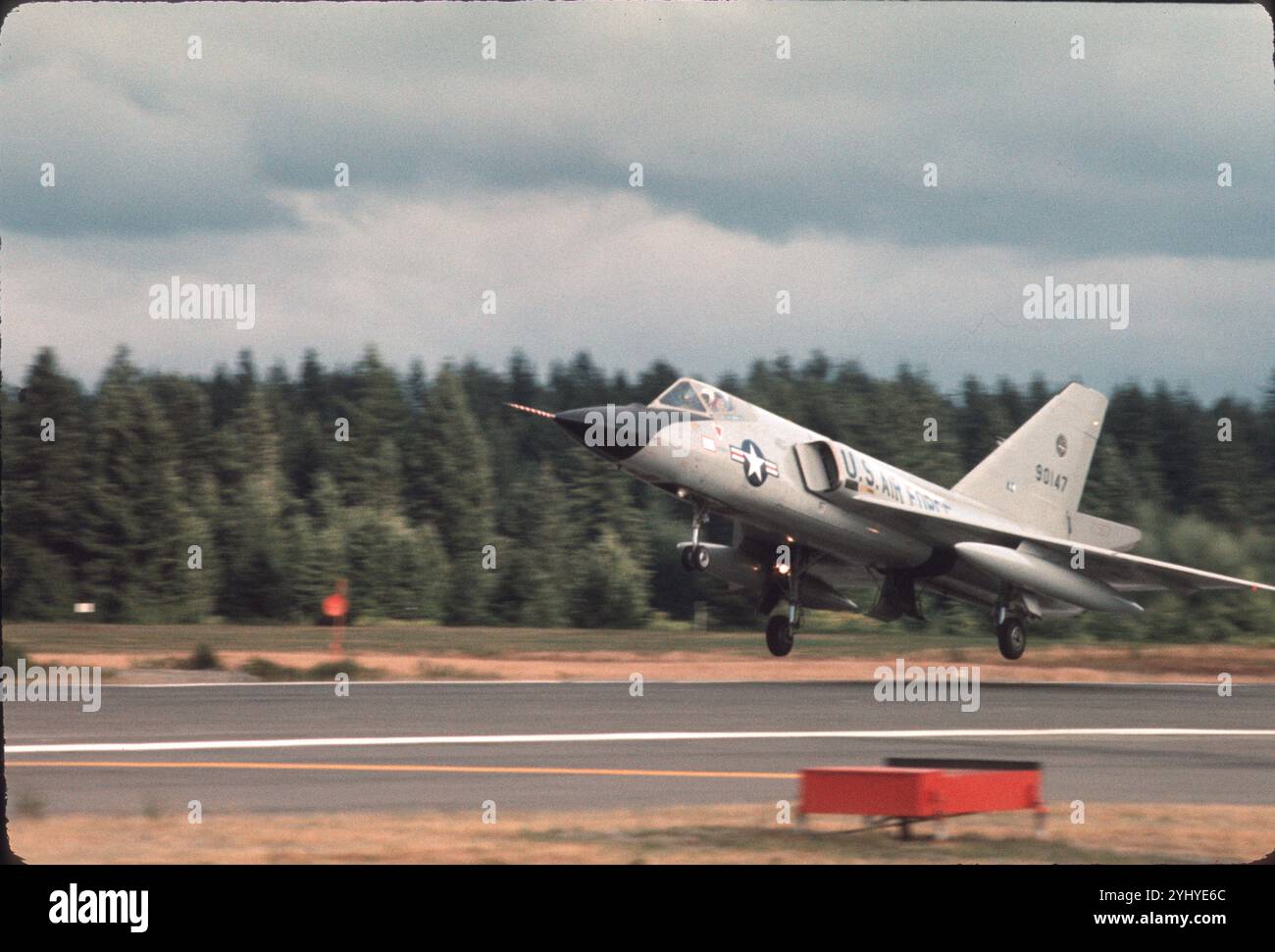 Fast bei VASI angekommen, öffnen die Geschwindigkeitsbremsen auf der 318. F-106A. Landebahn 34 bei McChord AFB mit Geschwindigkeit in den ersten 1000 Metern, wichtig wegen der Neigung. Stockfoto