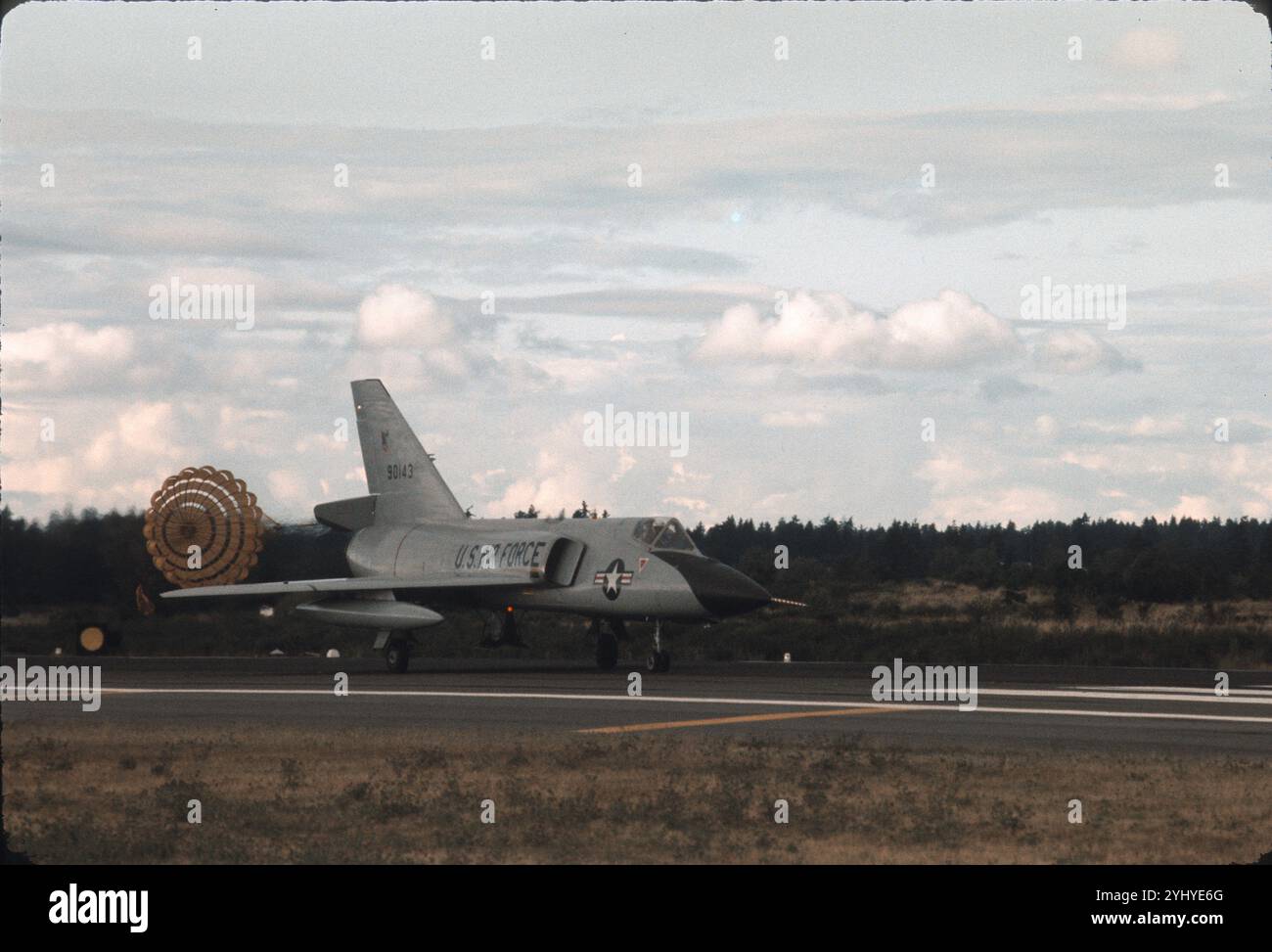 Luftrutsche hinter der 318. F-106A, Landebahn 16 bei McChord AFB. Chute war ein wichtiger Faktor, der den Kämpfer von normalen Touchdowns in der Nähe von 140 Knoten verlangsamte. Stockfoto
