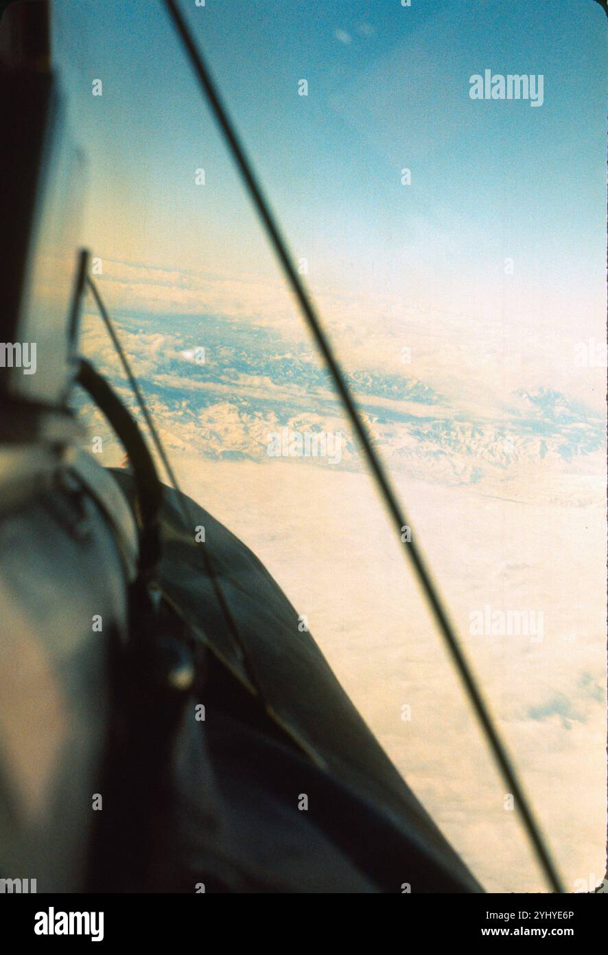 F-106A Pilotansicht von Wolkenformationen durch die rechte Seite der flachen Windschutzscheibe. Zweischichtige Windschutzscheibe hatte eine interne Wärmembran, März 1975. Stockfoto