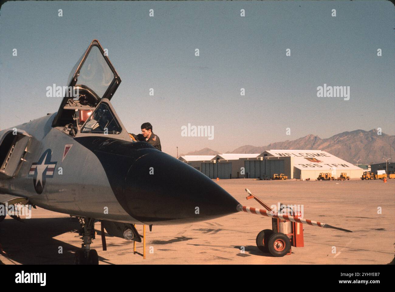 Der Pilot überprüft das Cockpit des 38. FIS F-106A während der Vorflugkontrolle. Pneumatisch angetriebene Türen für die Bewaffnung sind geöffnet. Bei Davis-Monthan AFB, Tucson, AZ. Stockfoto