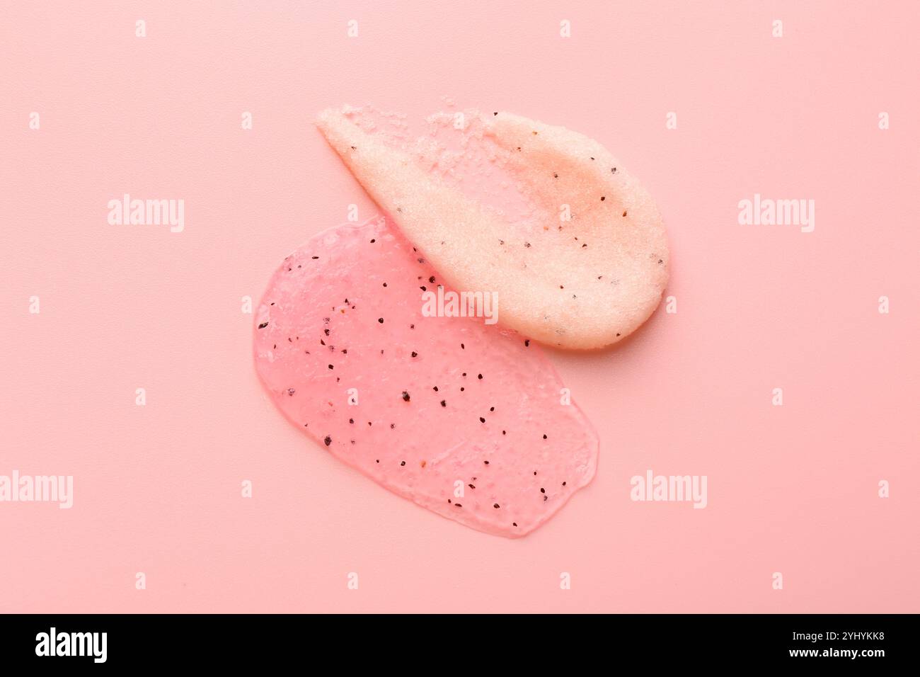 Abstriche von Körperpeelungen auf hellrosa Hintergrund, Draufsicht Stockfoto