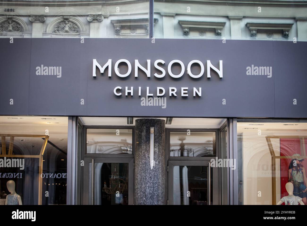 BELGRAD, SERBIEN - 21. SEPTEMBER 2024: Monsun-Kinder-Logo auf der Ladenfront ihres Geschäfts in Belgrad, Serbien. Monsoon Accessorize ist eine britische fas Stockfoto