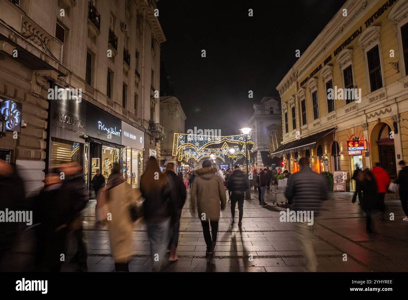 BELGRAD, SERBIEN - 21. SEPTEMBER 2024: : Selektive Unschärfe bei nächtlichem Spaziergang auf der Kneza Mihailova Straße mit Geschäften in Altstadtdekor und Il Stockfoto