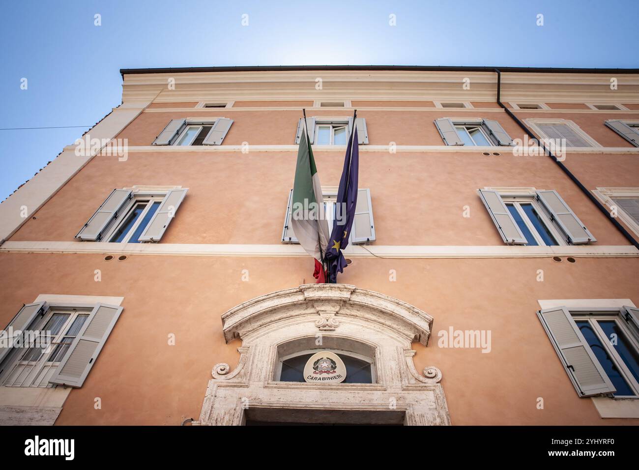 Italienisches Wappen auf dem Ortsbüro Carabinieri in rom. Carabinieri sind eine Polizeieinheit, die italienische Gendarmerie, Teil der italienischen Armee. Stockfoto