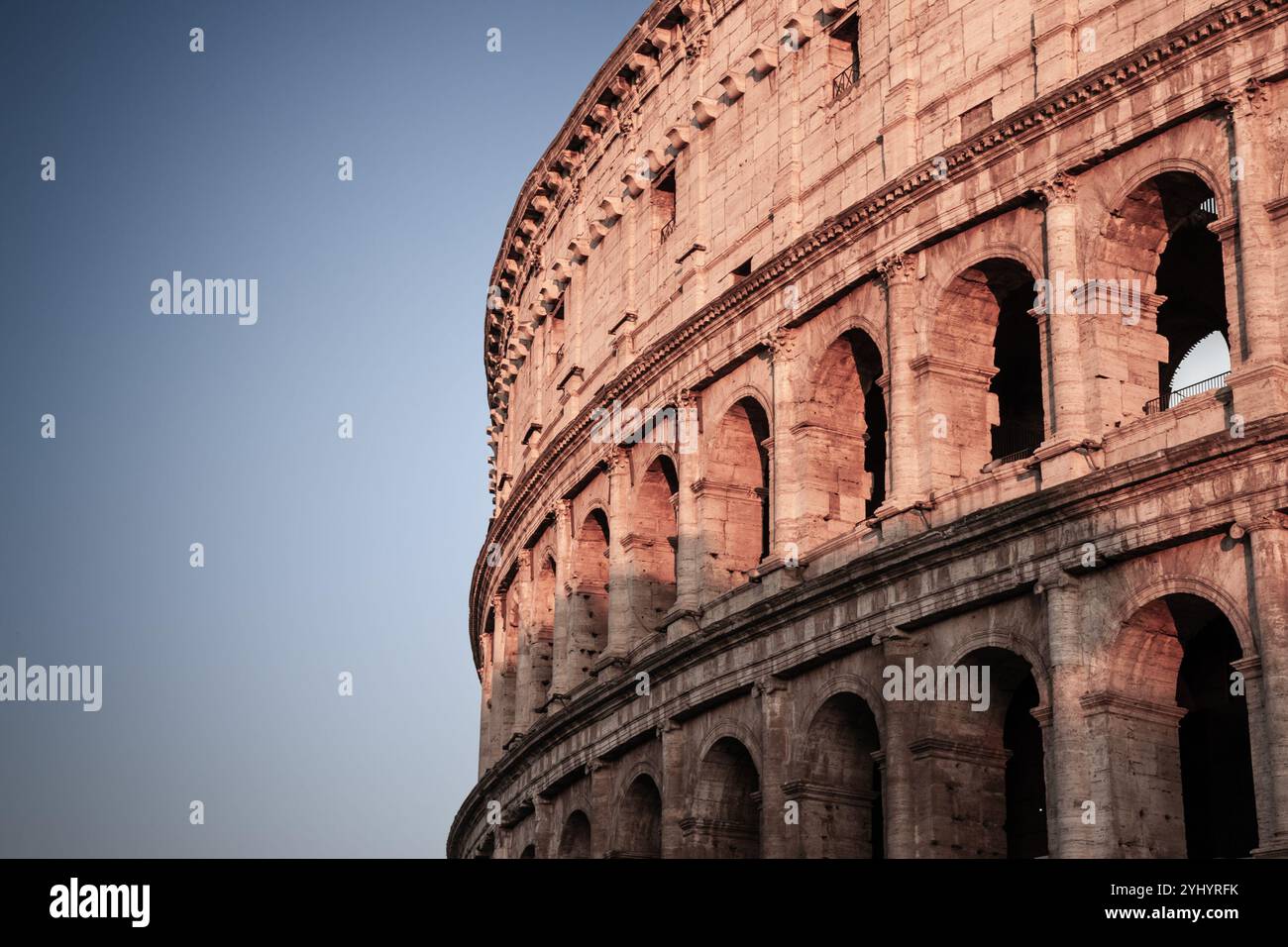 Das Kolosseum in Rom, ein ikonisches altes Amphitheater mit seiner historischen Architektur und monumentalen Steinbögen, ein Symbol der römischen Baukunst Stockfoto