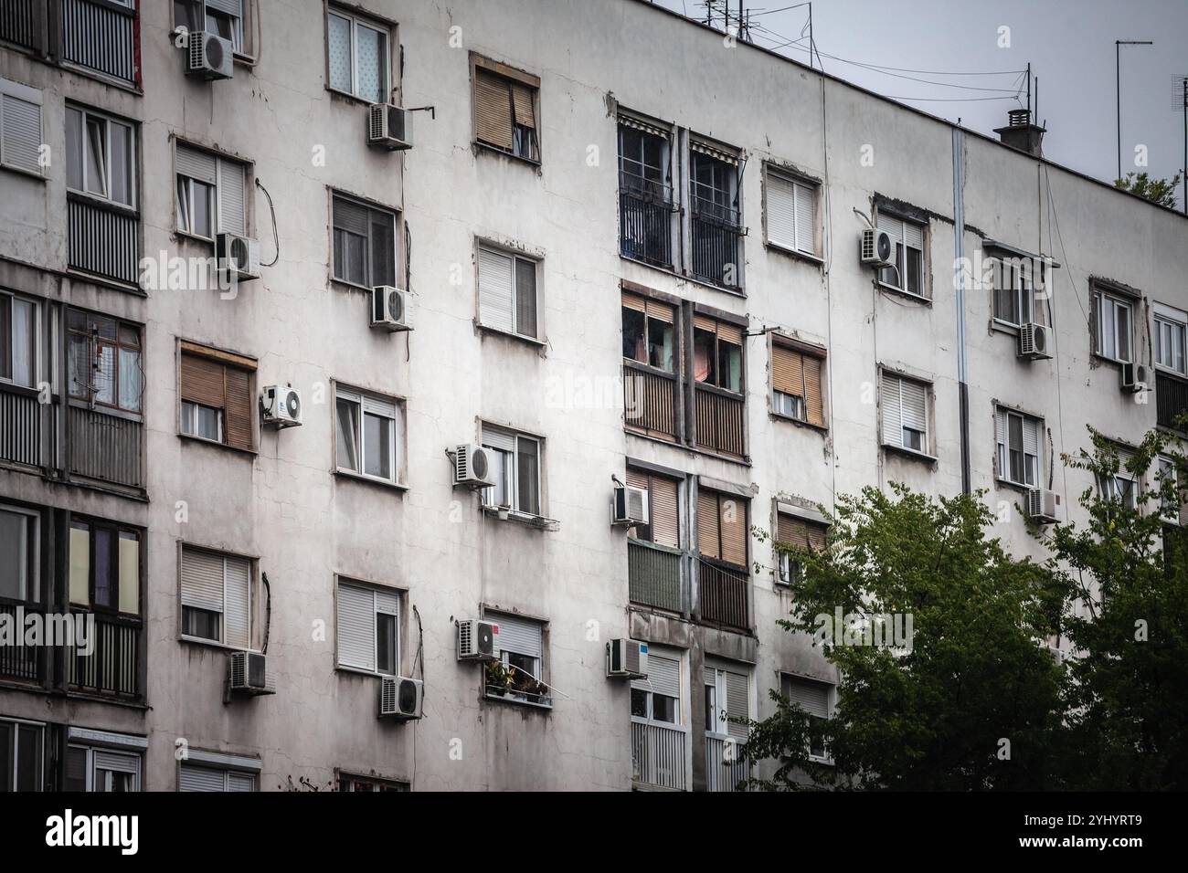 Baufällige Fassaden kommunistischer Gebäude in Novi Sad, Serbien, spiegeln die Auswirkungen des architektonischen Stils des ehemaligen Jugoslawien wider, der issu hervorhebt Stockfoto