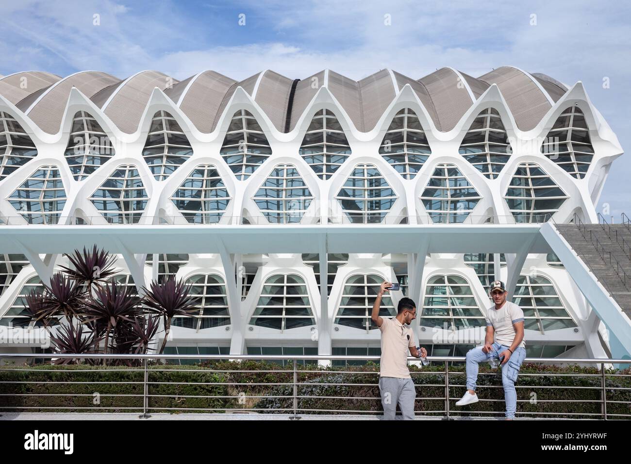 VALENCIA, SPANIEN - 13. OKTOBER 2024: Touristen machen Selfies vor dem Museo de las Ciencias Principe Felipe, Teil der Stadt der Künste und Scienc Stockfoto VALENCIA, SPANIEN - 13. OKTOBER 2024: Touristen machen Selfies vor dem Museo de las Ciencias Principe Felipe, Teil der Stadt der Künste und Scienc Stockfoto