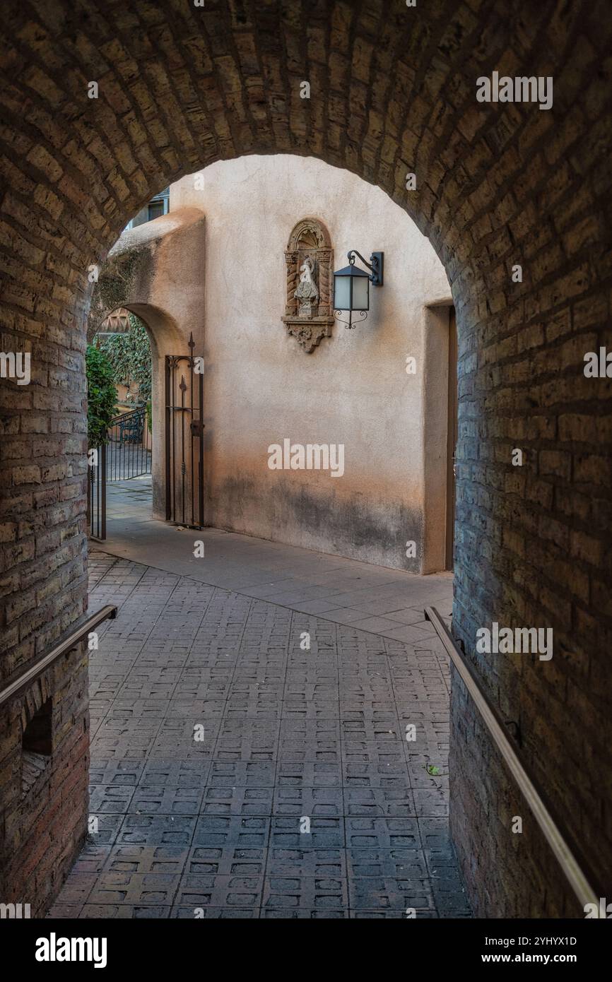 Klassischer Eingangsbereich im Tlaquepaque Arts & Crafts Village in Sedona, Arizona Stockfoto