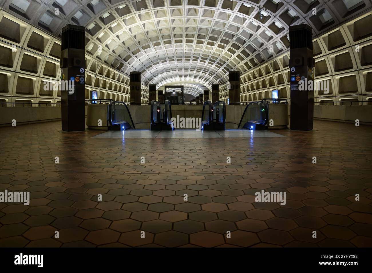 Plaza und obere Rolltreppe an der U-Bahn-Station Metro Center mit Architektur im Stil des Brutalismus. Stockfoto