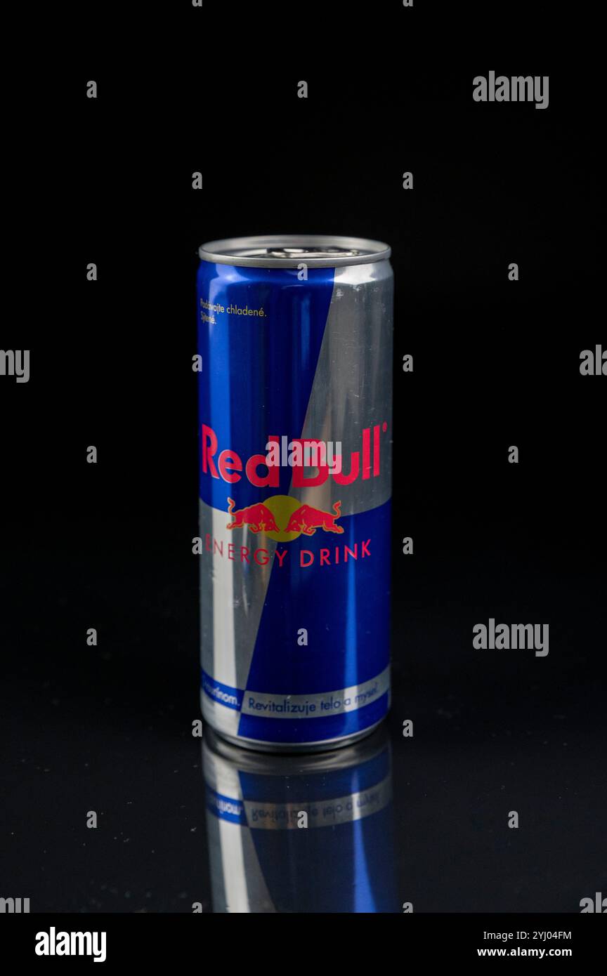 Nova Bana, Slowakei - 8. November 2024 : Red Bull Energy Drink kann auf schwarzem Hintergrund isoliert werden. Stockfoto