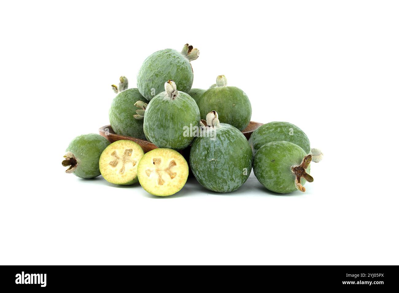Eine Sammlung frischer Feijoa-Früchte, einschließlich ganzer und in Scheiben geschnittener Stücke, auf weißem Hintergrund. Ideal für Konzepte wie Frische, Ernährung, A Stockfoto