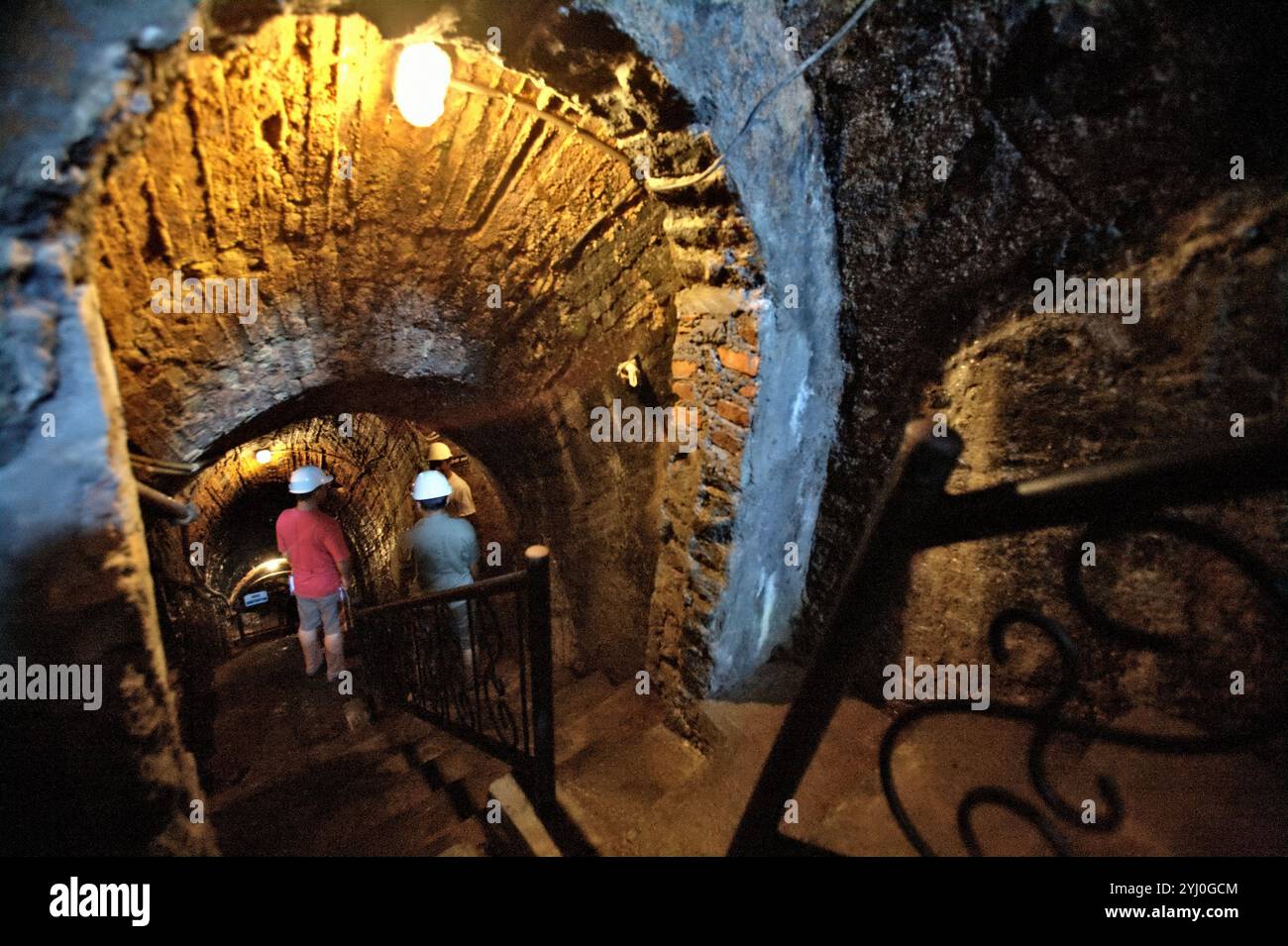 Besucher auf der Treppe zum unterirdischen Kohlebergbau-Tunnel in Sawahlunto, einer ehemaligen Kohlebergbaustadt in West Sumatra, Indonesien. Stockfoto