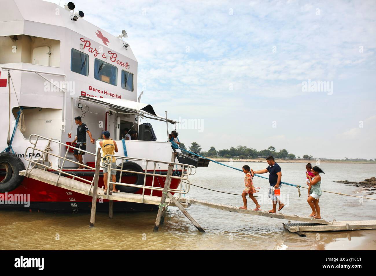 Monte Alegre, Para, Brasilien. November 2023. Einmal in der Gemeinde Parico angedockt, empfängt Papst Franziskus Krankenhausboot seine ersten Patienten des morgens. Täglich werden durchschnittlich 350 Patienten aufgenommen. In Monte-Alegre, Brasilien, mitten im Amazonas-Regenwald, trifft das von der Brüderschaft des Heiligen Franziskus von Assisi in der Vorsehung Gottes gegründete und geführte Krankenhaus-Boot des Papst Franziskus auf die lokalen Bewohner, um den Mangel an Gesundheitsinfrastruktur in einer vom Bergbau und den Auswirkungen des Klimawandels geprägten Region auszugleichen. (Foto: © Apolline Guillerot-Malick/SOPA Images via ZUMA Press Wire) EDITO Stockfoto