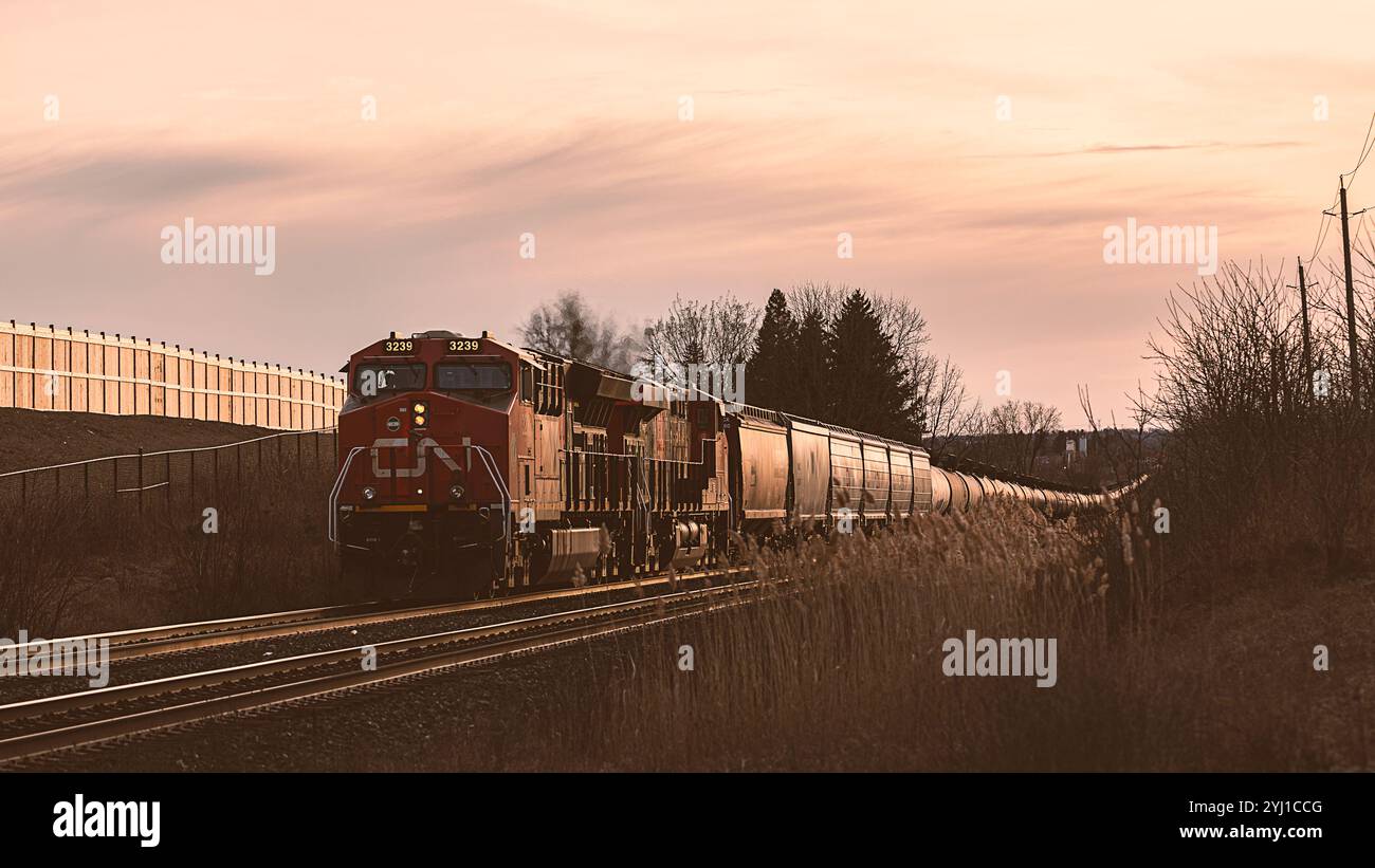 Nur ein wunderschöner Zug bei Sonnenuntergang Stockfoto