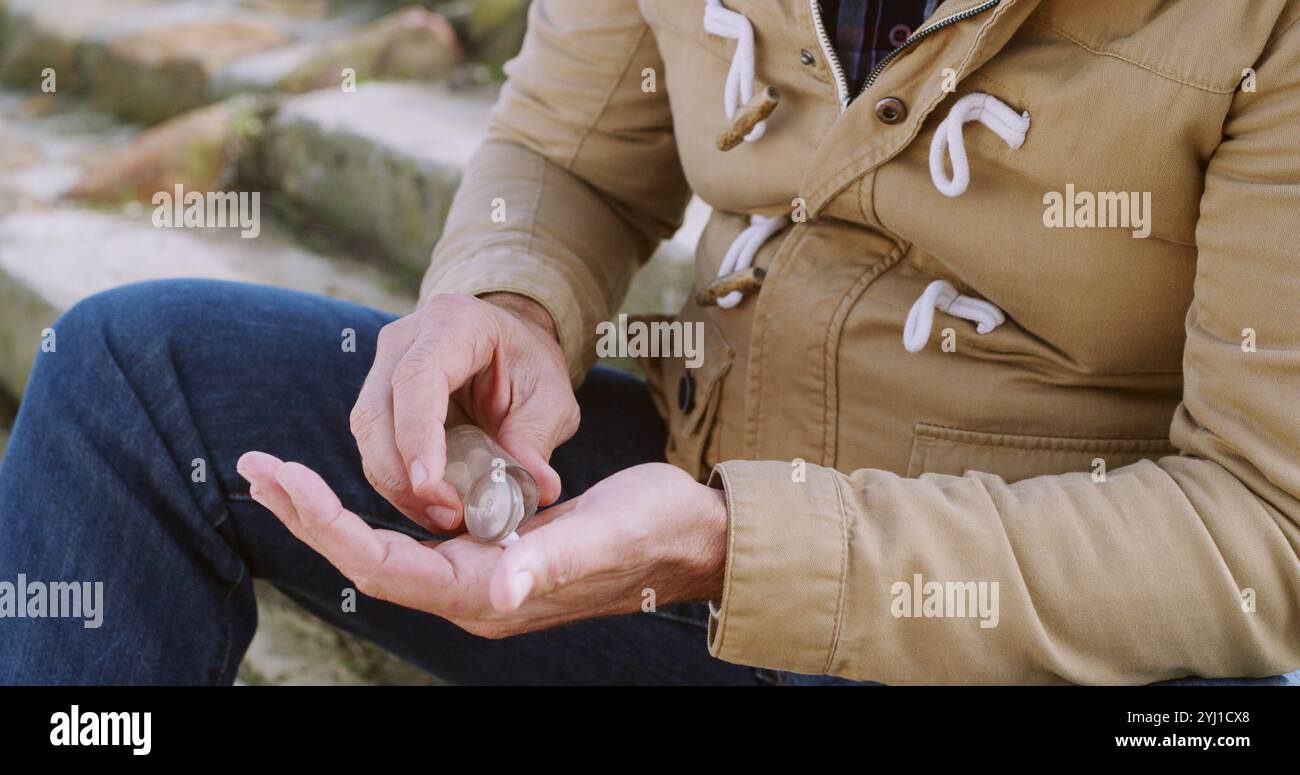 Mann, Hände oder Medikamente mit Pillen auf Treppen für medizinische Ergänzungen, Heilung oder Verschreibung. Nahaufnahme, männliche Person oder Patient mit Tabletten, Drogen oder Stockfoto