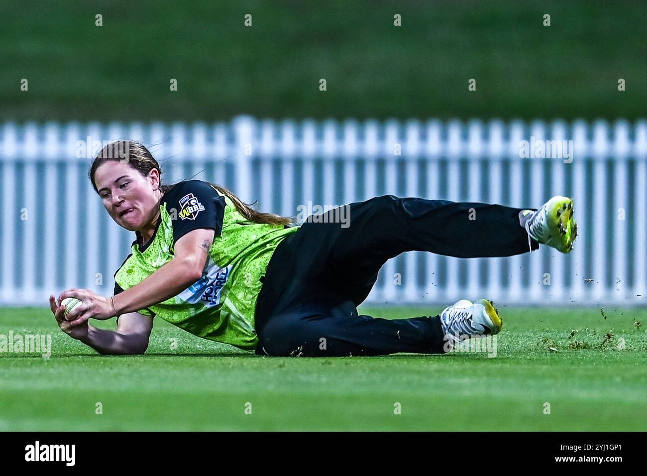 Sydney, Australien. November 2024. Hannah Darlington von Sydney Thunder nimmt den Fang, um Mikayla Hinkley von Perth Scorchers (nicht abgebildet) während des Women's Big Bash League Spiels zwischen Sydney Thunder und Perth Scorchers im Drummoyne Oval zu entlassen. Perth Scorchers gewann das Spiel der Women's Big Bash League gegen Sydney Thunder mit 74 Runs. Perth Scorchers: 171/7 (20 Overs), Sydney Donner: 97/10 (19,3 Overs). (Foto: Ayush Kumar/SOPA Images/SIPA USA) Credit: SIPA USA/Alamy Live News Stockfoto