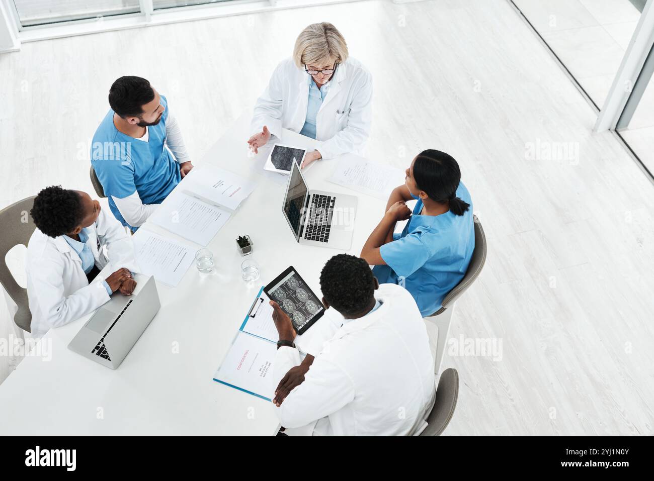 Besprechung mit Arzt, Team und Gesundheitswesen im Büro mit CT-Scan für Gehirnanalyse, Operationsplanung und Draufsicht. Radiologie, Menschen und Vielfalt mit Stockfoto