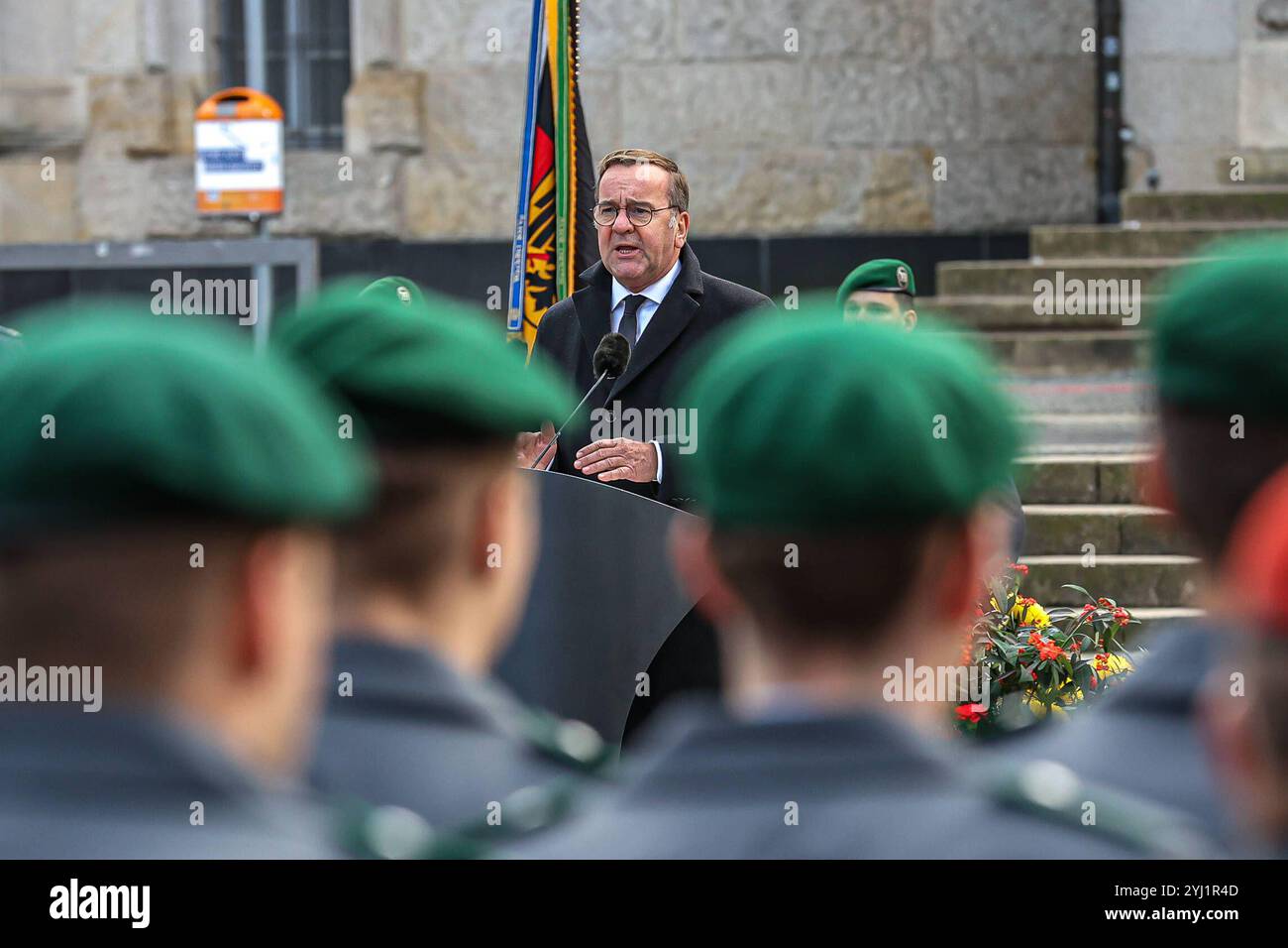 Feierliches Gelöbnis für Rekruten der Bundeswehr vor dem Rathaus Ansprachen an die Soldaten: Boris Pistorius SPD, Bundesverteidigungsminister Hannover Hannover, Rathaus, Platz der Männer Niedersachsen, Region Hannover *** feierliche Vereidigung der Rekruten der Bundeswehr vor dem Rathaus Reden an die Soldaten Boris Pistorius SPD , Bundesverteidigungsminister Hannover Hannover, Rathaus, Platz der Männer Niedersachsen, Region Hannover Deutschland Stockfoto