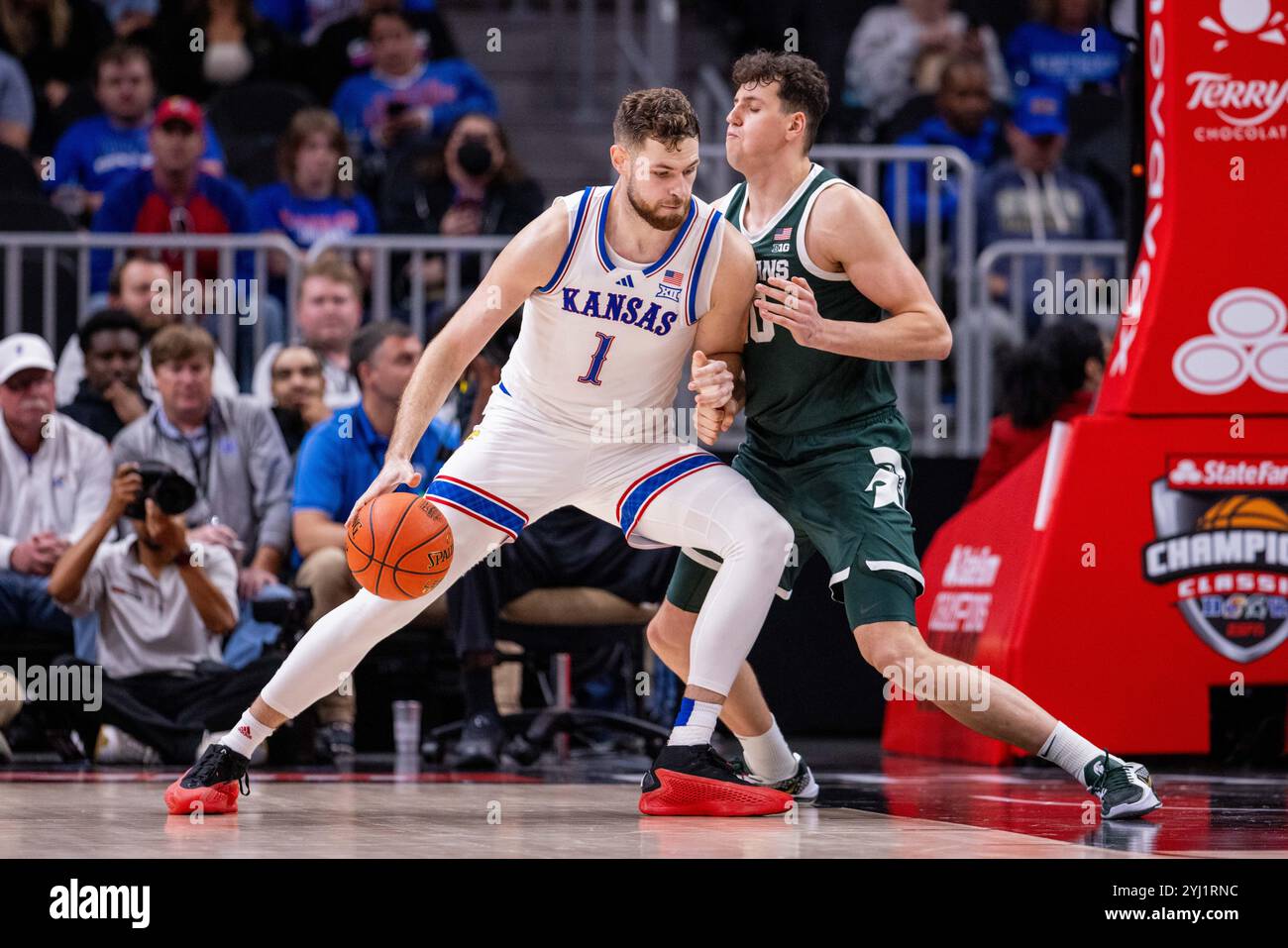 Atlanta, GA, USA. November 2024. Kansas Jayhawks Center Hunter Dickinson (1) Posten bis zum Michigan State Spartans Center Szymon Zapala (10) während der zweiten Hälfte des NCAA Basketball Matchups in der State Farm Arena in Atlanta, GA. (Scott Kinser/CSM) (Bild: © Scott Kinser/Cal Sport Media). Quelle: csm/Alamy Live News Stockfoto