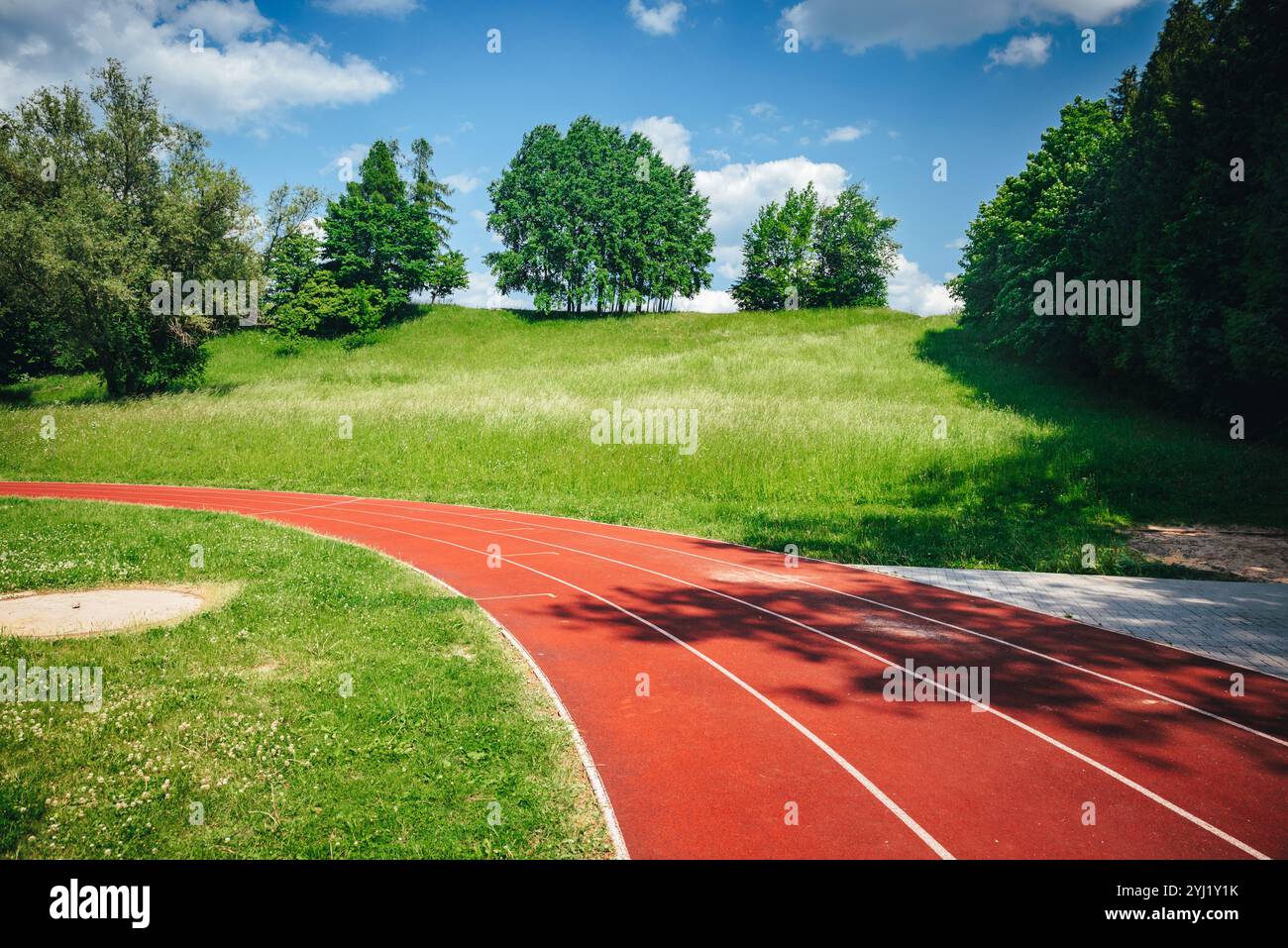 Wunderschönes kleines Stadion. Laufstrecke in der Natur. Kleines Leichtathletikstadion Stockfoto