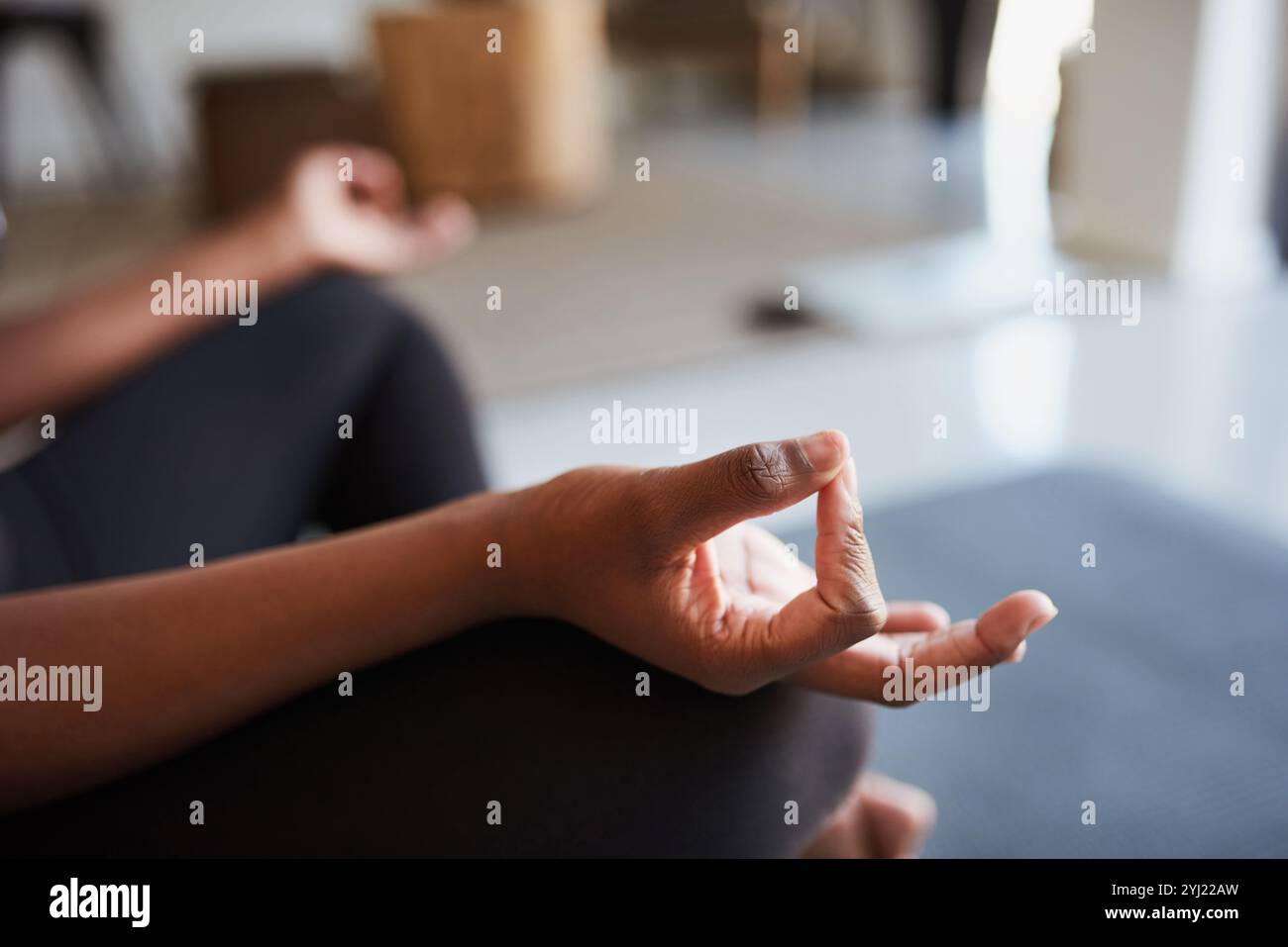 Heim, Hände und Person mit Zen für Meditation, Wellness und inneren Frieden mit Energie durch Nahaufnahme. Haus, weibliches Yoga und Balance mit Yoga für Stockfoto