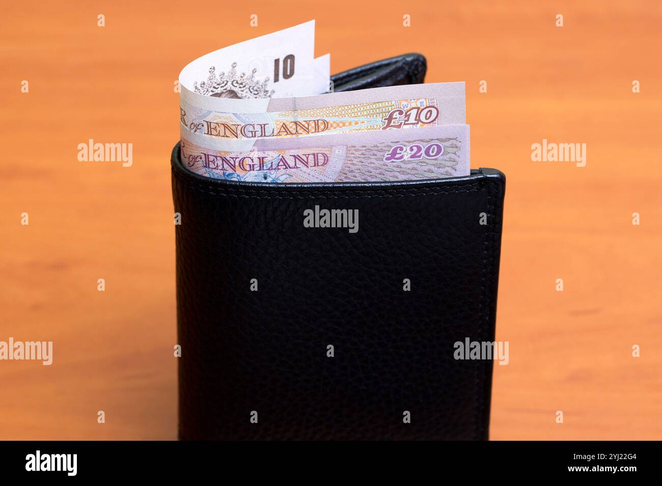 Britisches Geld - Pfund in der schwarzen Brieftasche Stockfoto