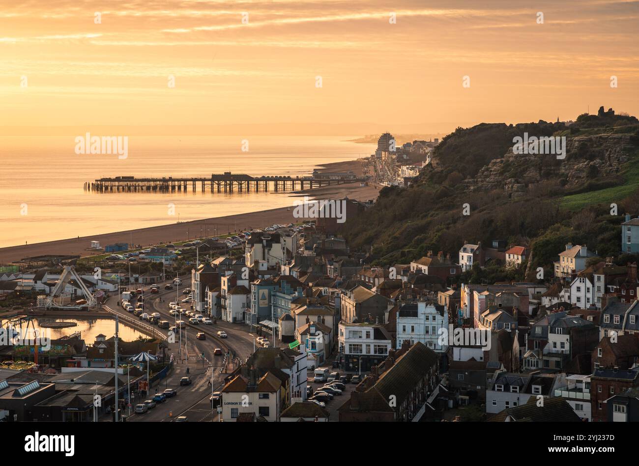 Sonnenuntergang über der Altstadt von Hastings von der Spitze des East Hill East Sussex Südosten Englands Großbritannien Stockfoto