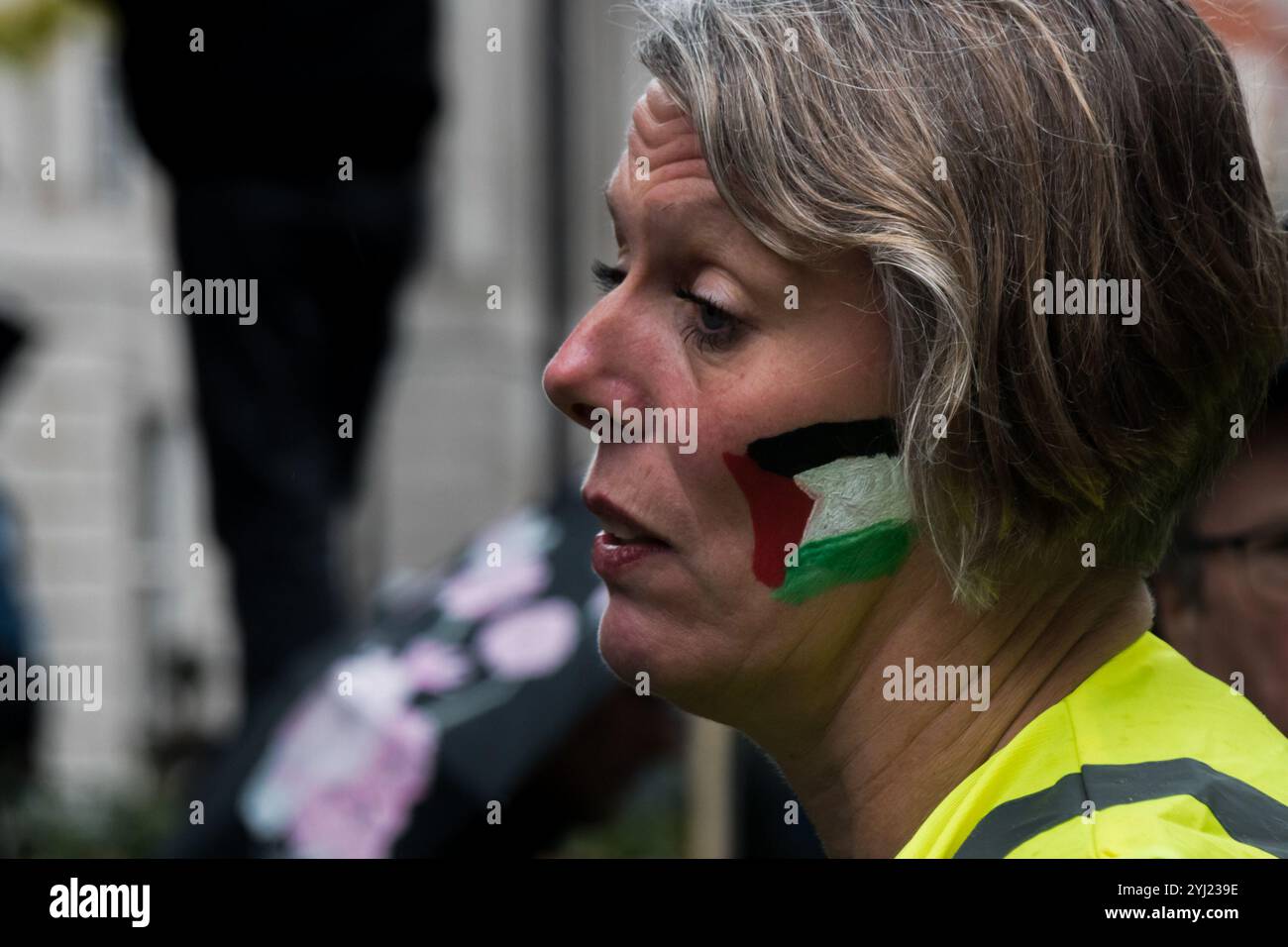 London, Großbritannien. November 2017. Schwester Yoshie Maruta aus Milton Keynes auf dem marsch zum 100. Jahrestag der Balfour-Deklaration. Tausende marschieren durch London, um gleiche Rechte für Palästinenser zu fordern, die in dieser Erklärung enthalten sind, aber seit 100 Jahren nicht beachtet werden. Die Demonstranten trafen sich vor der US-Botschaft, wo es eine Reihe von Reden gab, bevor sie zu einer Kundgebung am Parliament Square marschierten. Stockfoto