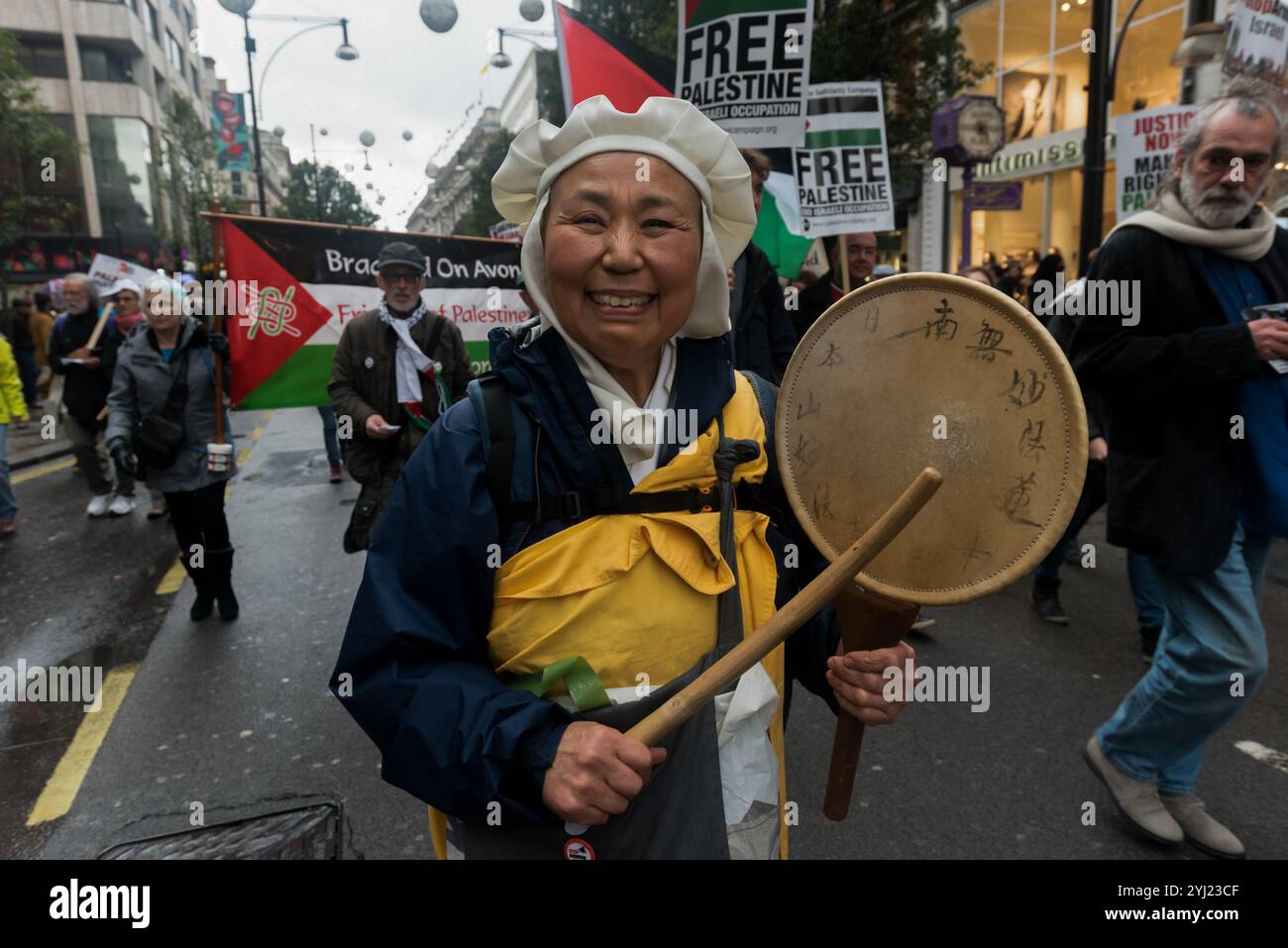 London, Großbritannien. November 2017. Schwester Yoshie Maruta aus Milton Keynes auf dem marsch zum 100. Jahrestag der Balfour-Deklaration. Tausende marschieren durch London, um gleiche Rechte für Palästinenser zu fordern, die in dieser Erklärung enthalten sind, aber seit 100 Jahren nicht beachtet werden. Die Demonstranten trafen sich vor der US-Botschaft, wo es eine Reihe von Reden gab, bevor sie zu einer Kundgebung am Parliament Square marschierten. Stockfoto