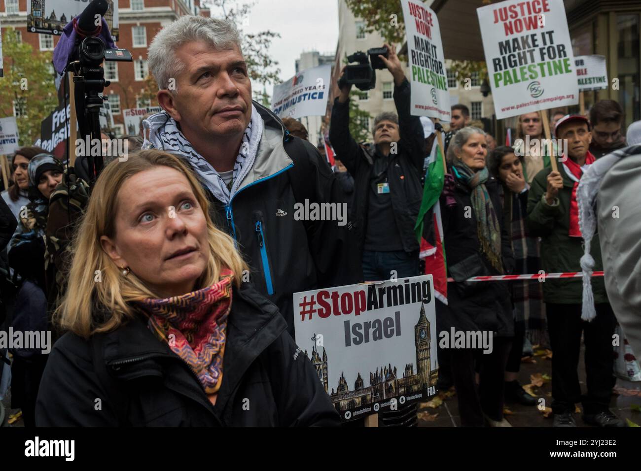 London, Großbritannien. November 2017. Schwester Yoshie Maruta aus Milton Keynes auf dem marsch zum 100. Jahrestag der Balfour-Deklaration. Tausende marschieren durch London, um gleiche Rechte für Palästinenser zu fordern, die in dieser Erklärung enthalten sind, aber seit 100 Jahren nicht beachtet werden. Die Demonstranten trafen sich vor der US-Botschaft, wo es eine Reihe von Reden gab, bevor sie zu einer Kundgebung am Parliament Square marschierten. Stockfoto