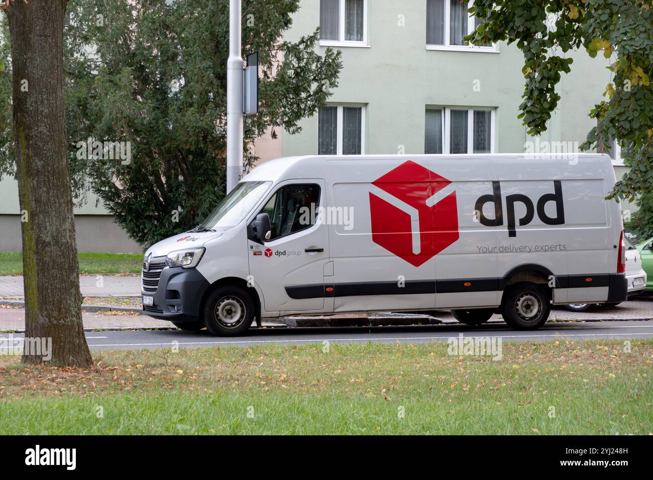 OSTRAVA, TSCHECHIEN - 2. OKTOBER 2023: Renault Master III Van der DPD-Lieferfirma parkt auf der Straße Stockfoto
