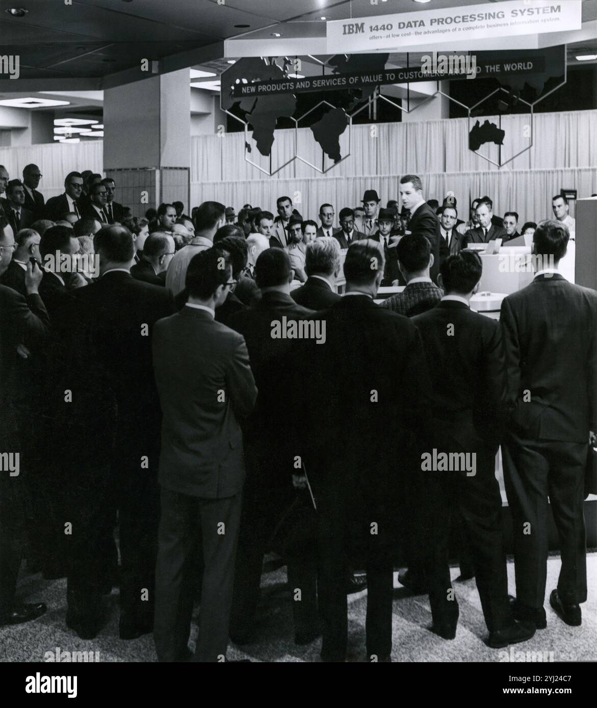 Demonstration des Rechners IBM 1440 Data Processing System auf der IBM Business Show im New York Coliseum, April 1963. (USA) Stockfoto