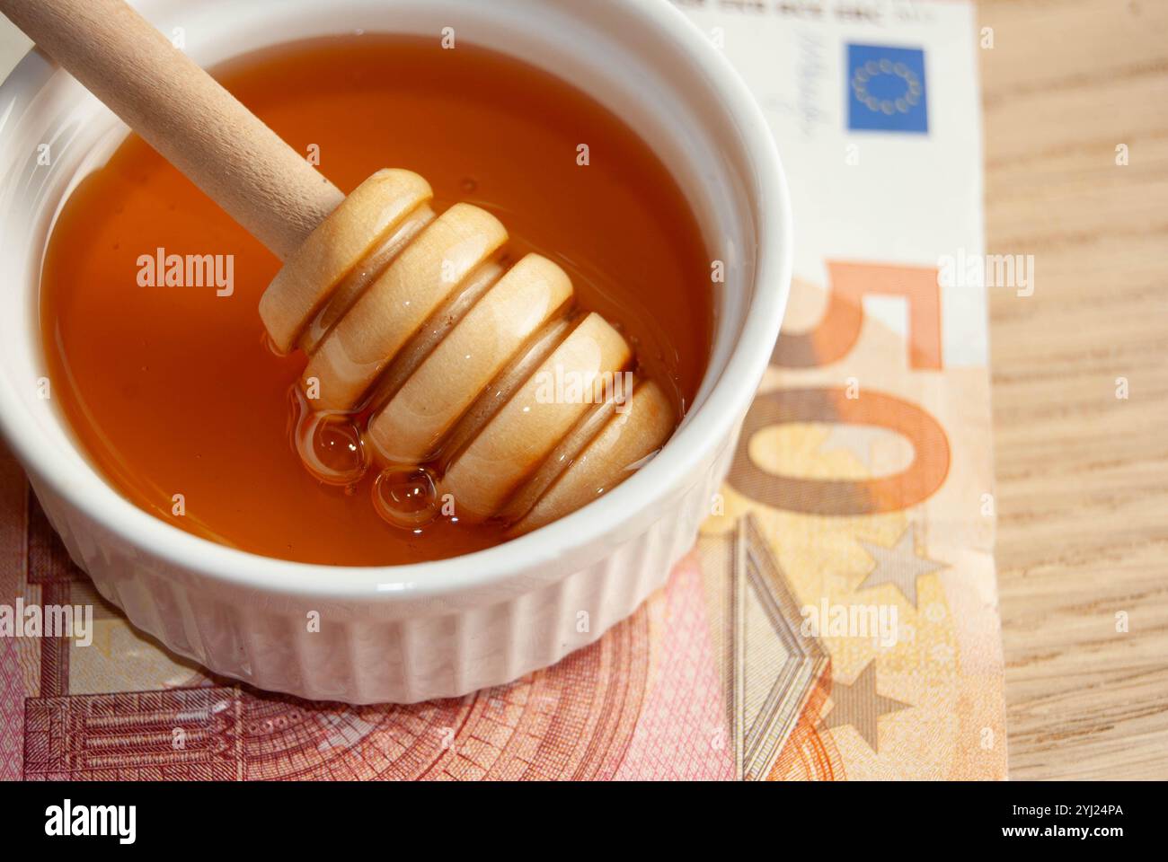 Bio-Honig mit Kamillenblüten und Bienenpollen für eine natürliche und erdige Komposition. Stockfoto