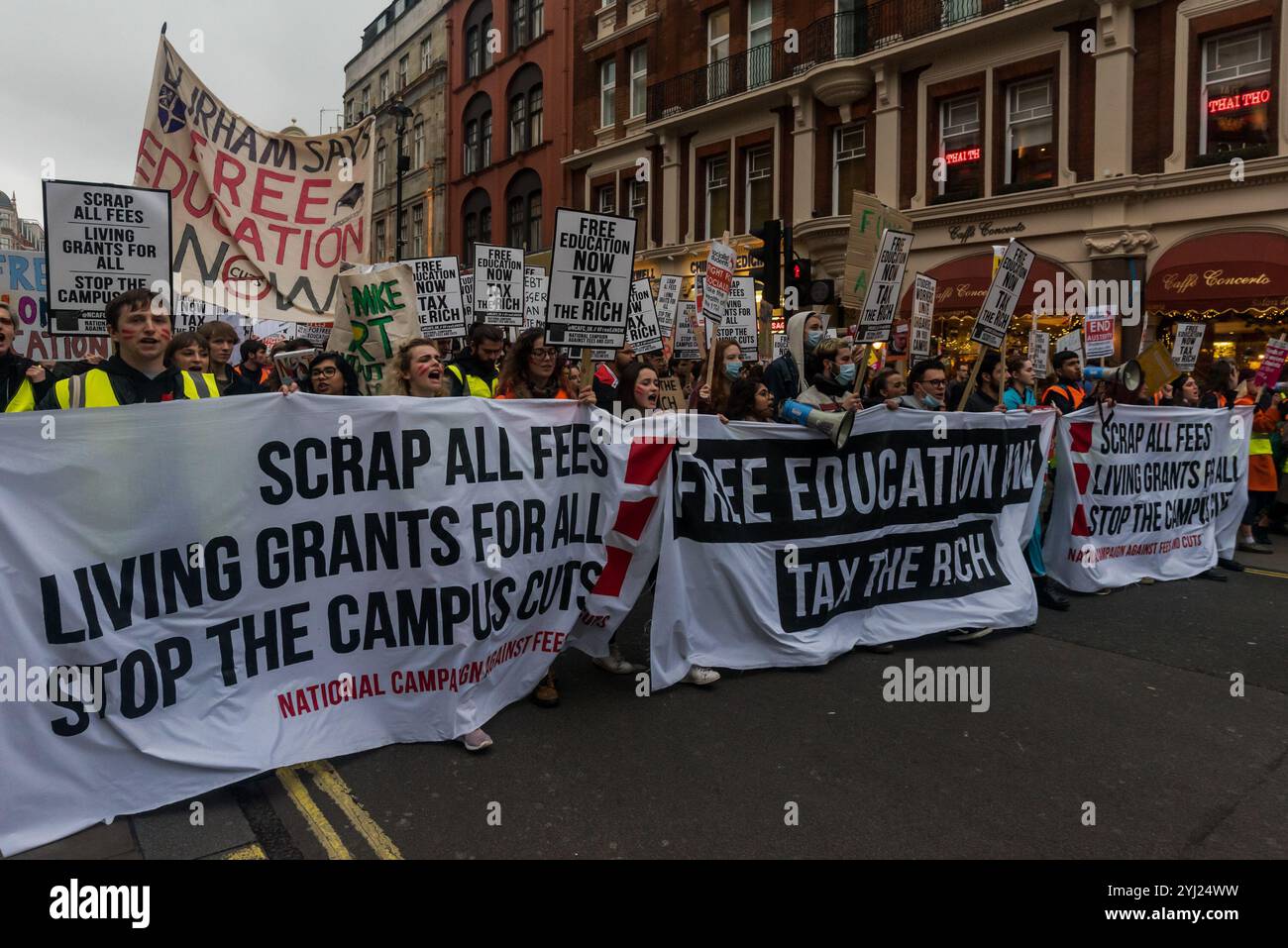 London, Großbritannien. November 2017. Die Studenten halten ein riesiges Banner mit der Aufschrift „Free Education NOWS - Tax the Rich - Scrap all fees - Living Grants for all - stop the Campus cuts“ auf dem Parlamentsplatz am Ende des märz, organisiert von der National Campaign Against Fees and Senkungen, die ein Ende aller Studiengebühren und Lebenshaltungszuschüsse für alle und ein Ende aller Kürzungen fordern. Sie verurteilten die zunehmende Vermarktung des Bildungssystems, die zu Einschnitten über Universitätscampusse und einer drastischen Verringerung des Weiterbildungsangebots im ganzen Land und der Teaching Excellence FR führt Stockfoto