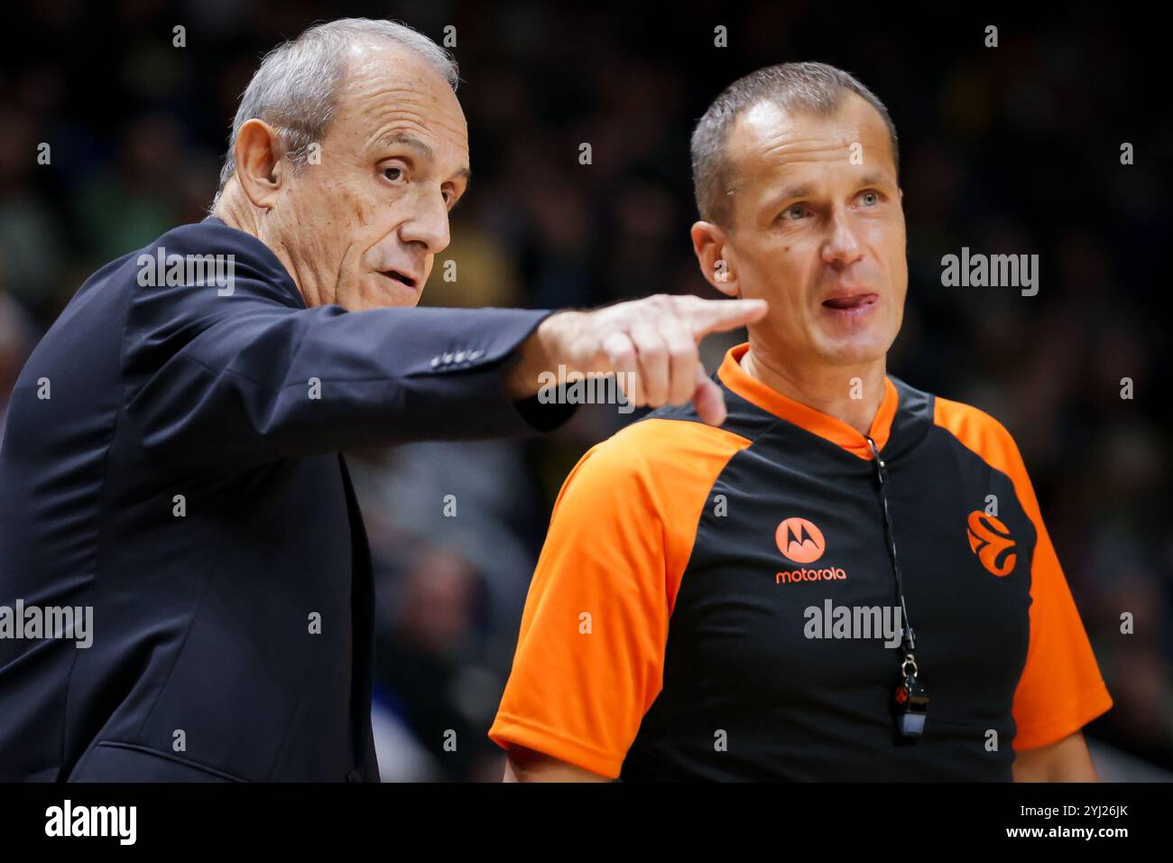 Berlin, Deutschland. November 2024. Cheftrainer Ettore Messina von EA7 Emporio Armani Milano wurde während des Basketballspiels der Turkish Airlines EuroLeague zwischen ALBA Berlin und EA7 Emporio Armani Milano in der Uber Arena in Berlin gesehen. Quelle: Gonzales Photo/Alamy Live News Stockfoto