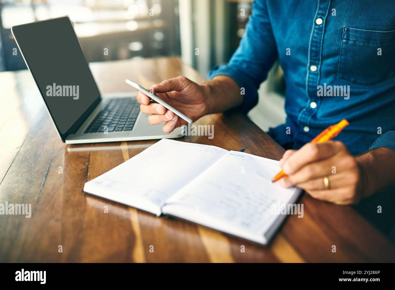 Geschäftsmann, Telefon und Hände für Notebook, Forschung und Projektmanagement mit kpi-App im Büro. Mitarbeiter, Kommunikation und Mobilgeräte am Arbeitsplatz für Stockfoto