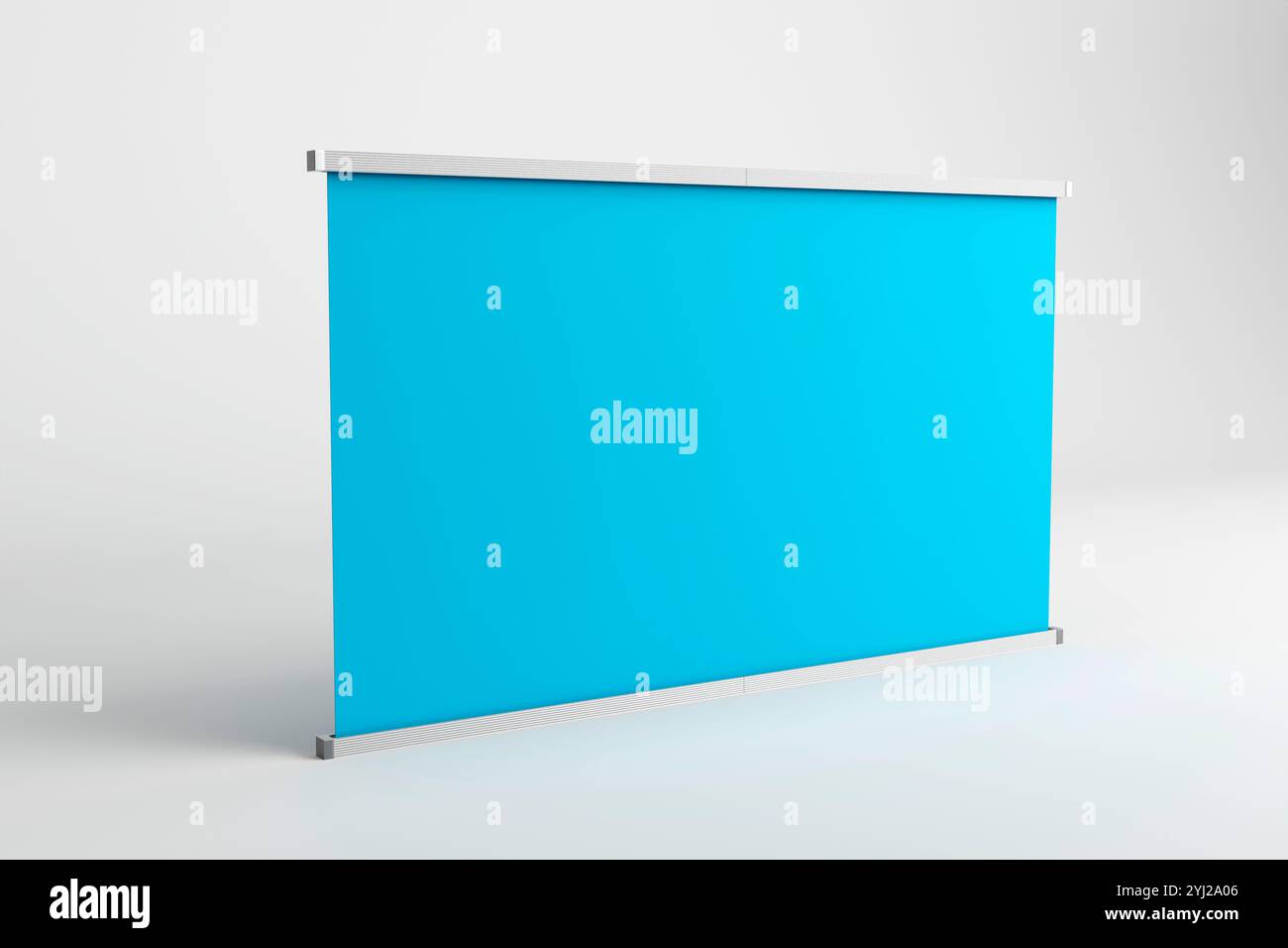 Ein einfarbiger blauer Hintergrund mit einem schlanken Metallrahmen, der für Präsentationen, Ausstellungen und Branding-Displays entwickelt wurde. Sauber und minimalistisch. Stockfoto