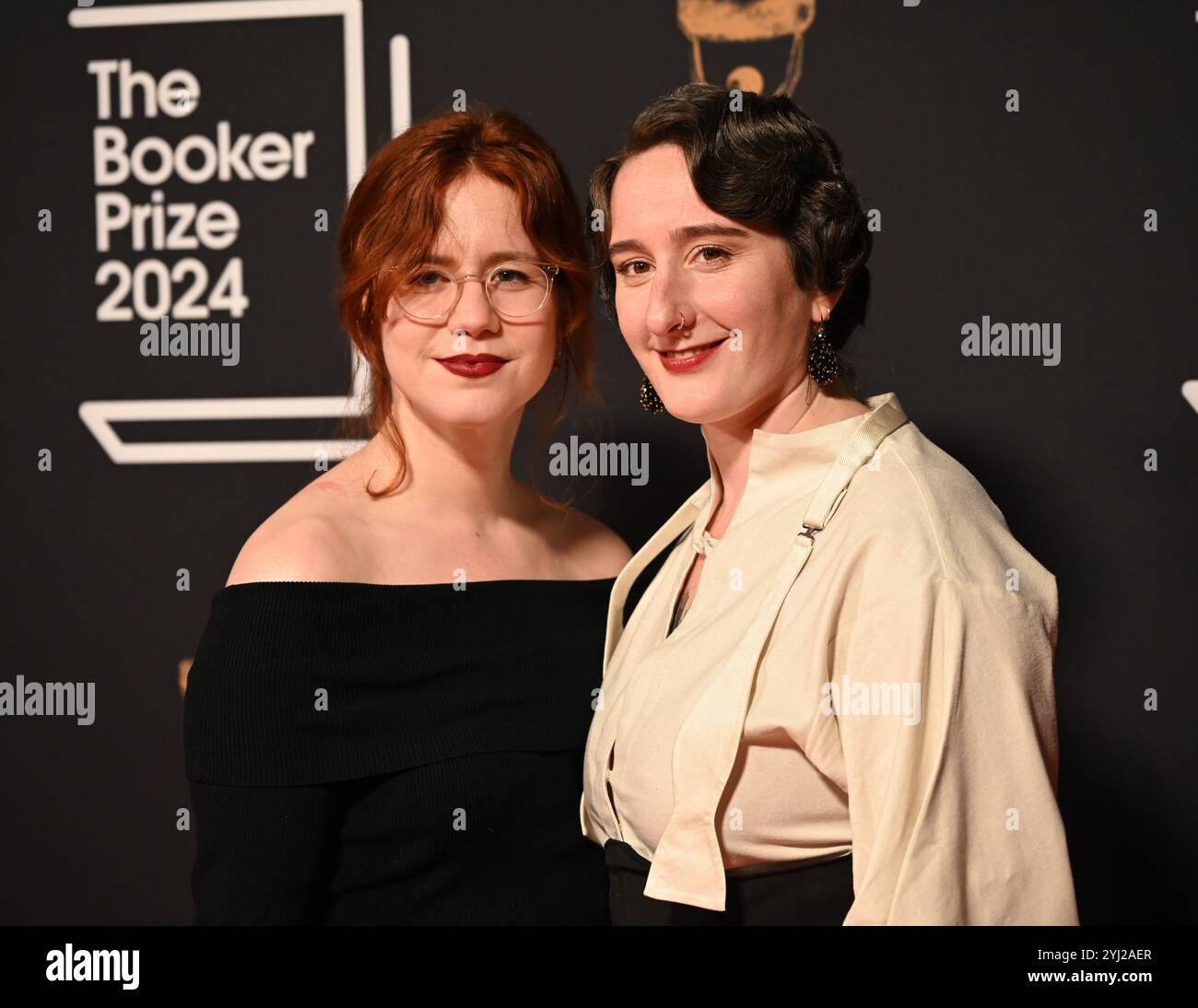 LONDON, GROSSBRITANNIEN. November 2024. Yael van der Wouden (R) nimmt an der Verleihung des Booker Prize 2024 im Old Billingsgate London, Großbritannien, Teil. (Foto von 李世惠/siehe Li/Picture Capital) Credit: Siehe Li/Picture Capital/Alamy Live News Stockfoto