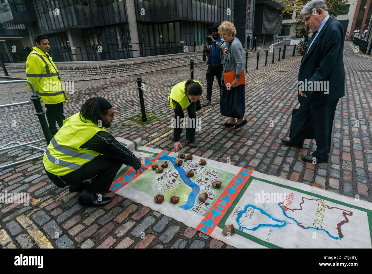 London, Großbritannien. Oktober 2017. Ein Demonstrant aus Kolumbien trägt einen traditionellen Kopfschmuck vor dem QEII-Zentrum in Westminster, wo die Hauptversammlung des globalen Bergbauriesen von BHP stattfindet. Zu den Demonstranten gehörten Vertreter der Gemeinden aus Arizona, USA, Cerrejon, Kolumbien und Minas Gerais, Brasilien, die gegen die Bergbauaktivitäten von BHP waren, die soziale und ökologische Zerstörung in ihren Gebieten verursachen. Die Katastrophe am Samarco-Staudamm in Brasilien hat riesige Gebiete verschmutzt, 25 Gemeinden werden gewaltsam vertrieben, um BHP's riesige Expansionspläne für das Kohlefeld von Cerrejon zu ermöglichen, das ein Drittel der in Großbritannien verbrannten Kohle liefert Stockfoto