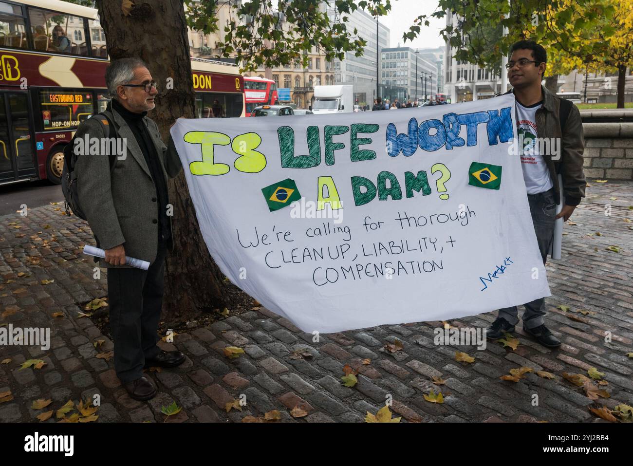 London, Großbritannien. Oktober 2017. Ein Demonstrant aus Kolumbien trägt einen traditionellen Kopfschmuck vor dem QEII-Zentrum in Westminster, wo die Hauptversammlung des globalen Bergbauriesen von BHP stattfindet. Zu den Demonstranten gehörten Vertreter der Gemeinden aus Arizona, USA, Cerrejon, Kolumbien und Minas Gerais, Brasilien, die gegen die Bergbauaktivitäten von BHP waren, die soziale und ökologische Zerstörung in ihren Gebieten verursachen. Die Katastrophe am Samarco-Staudamm in Brasilien hat riesige Gebiete verschmutzt, 25 Gemeinden werden gewaltsam vertrieben, um BHP's riesige Expansionspläne für das Kohlefeld von Cerrejon zu ermöglichen, das ein Drittel der in Großbritannien verbrannten Kohle liefert Stockfoto