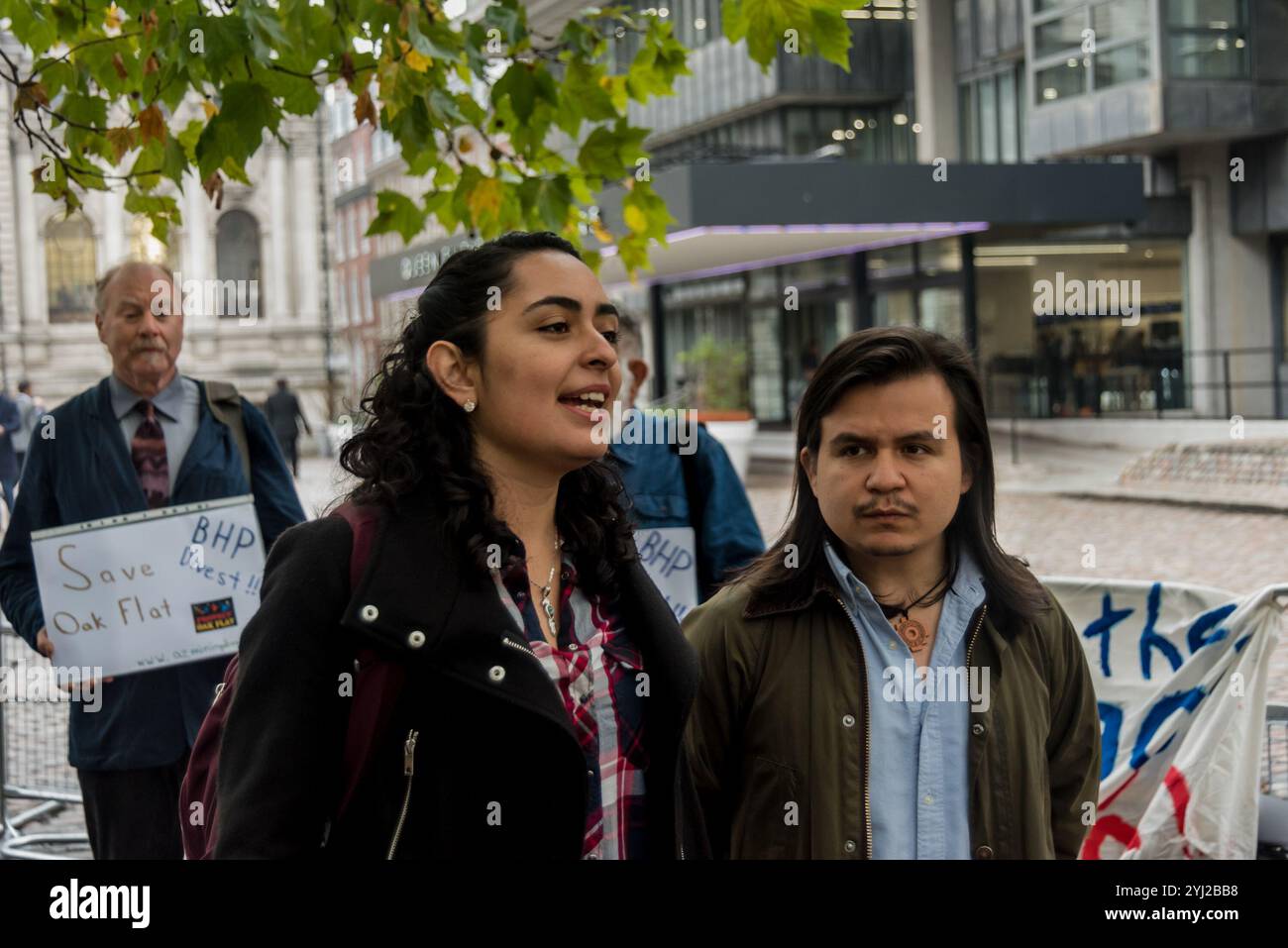London, Großbritannien. Oktober 2017. Ein Demonstrant aus Kolumbien trägt einen traditionellen Kopfschmuck vor dem QEII-Zentrum in Westminster, wo die Hauptversammlung des globalen Bergbauriesen von BHP stattfindet. Zu den Demonstranten gehörten Vertreter der Gemeinden aus Arizona, USA, Cerrejon, Kolumbien und Minas Gerais, Brasilien, die gegen die Bergbauaktivitäten von BHP waren, die soziale und ökologische Zerstörung in ihren Gebieten verursachen. Die Katastrophe am Samarco-Staudamm in Brasilien hat riesige Gebiete verschmutzt, 25 Gemeinden werden gewaltsam vertrieben, um BHP's riesige Expansionspläne für das Kohlefeld von Cerrejon zu ermöglichen, das ein Drittel der in Großbritannien verbrannten Kohle liefert Stockfoto